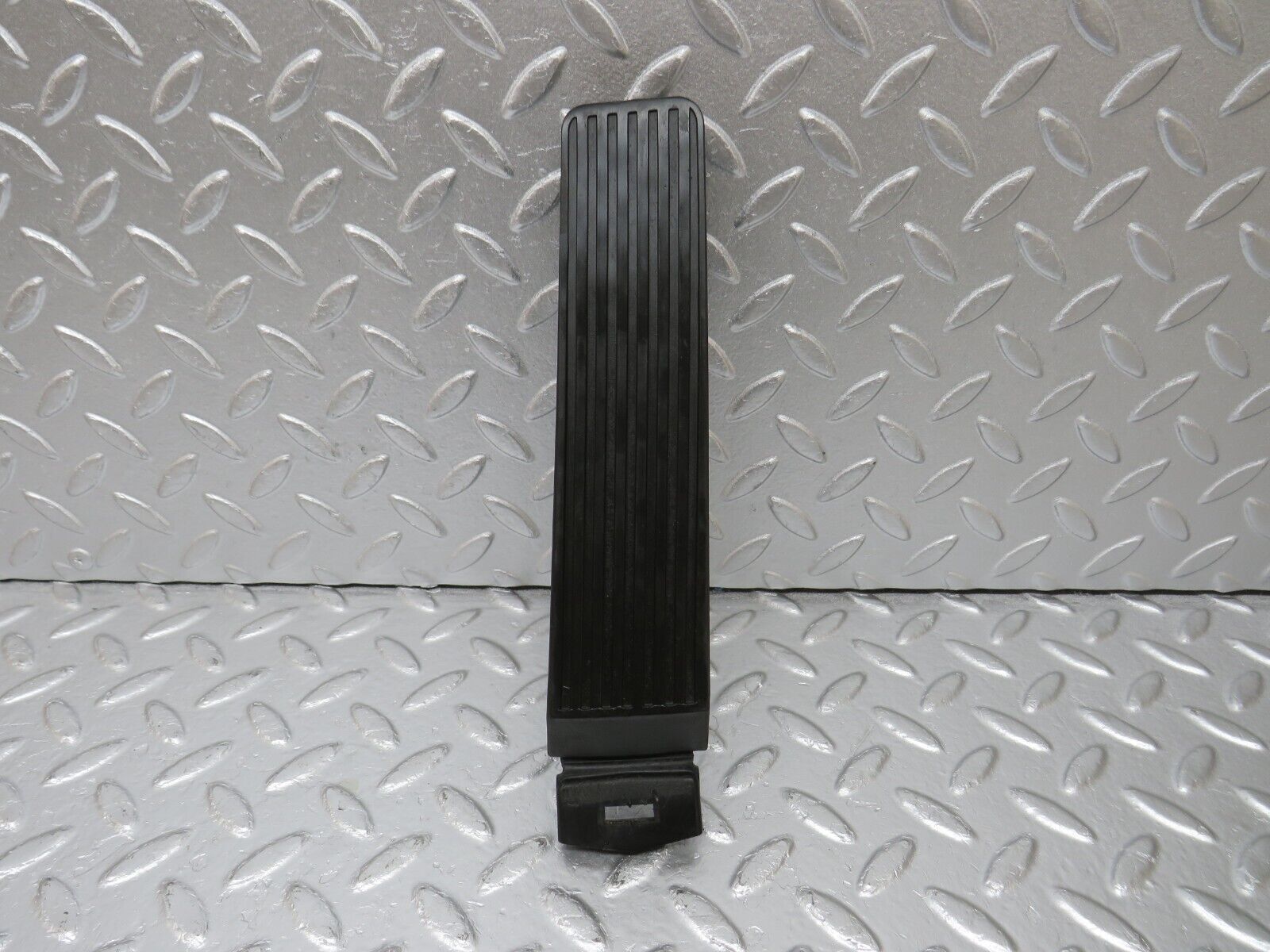 34095 Mercedes-Benz W124 260E Accelerator Pedal & Rubber 1233010082 1263000504