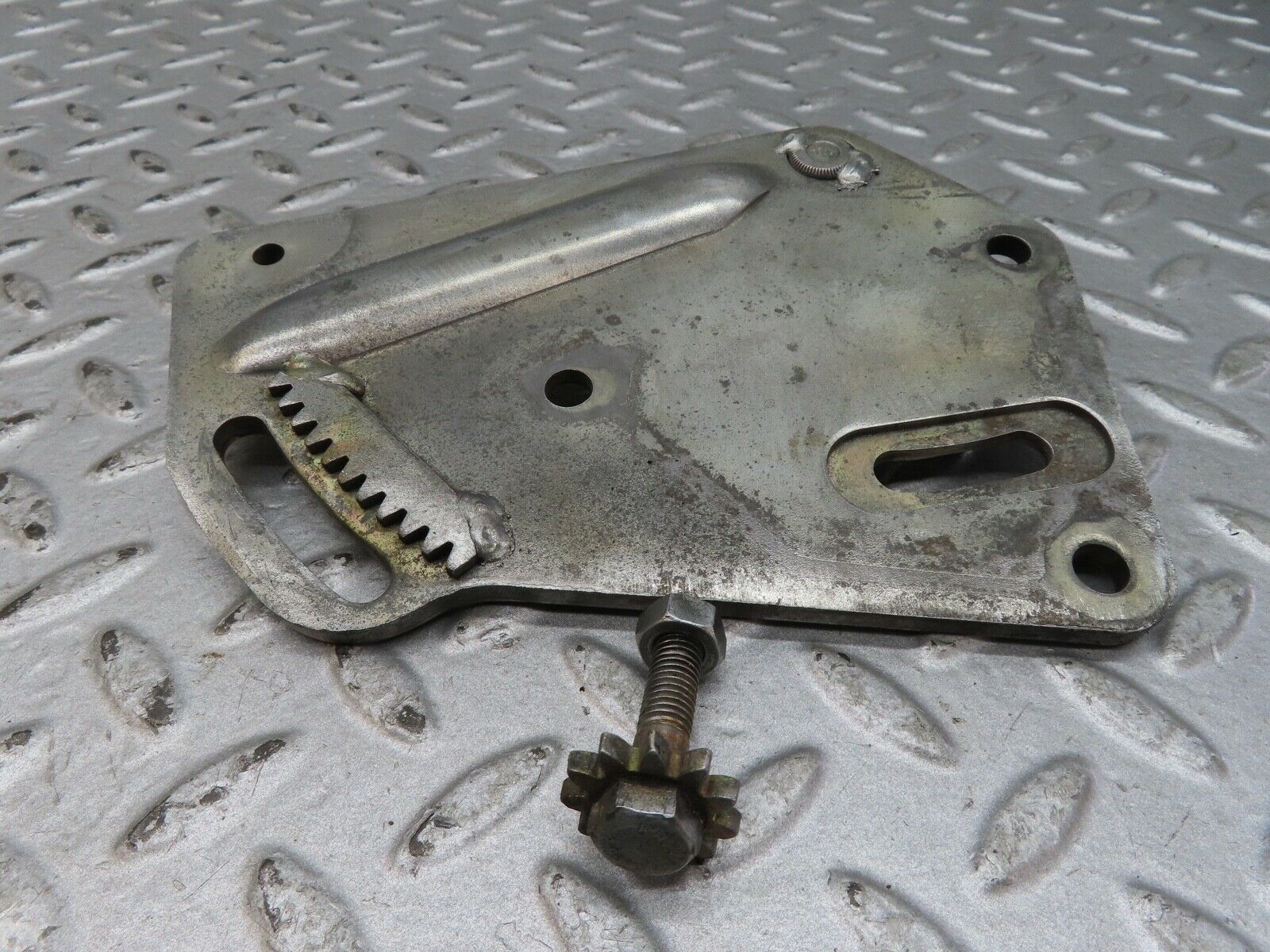 17686 Mercedes-Benz W116 450SEL Power Steering Pump Bracket