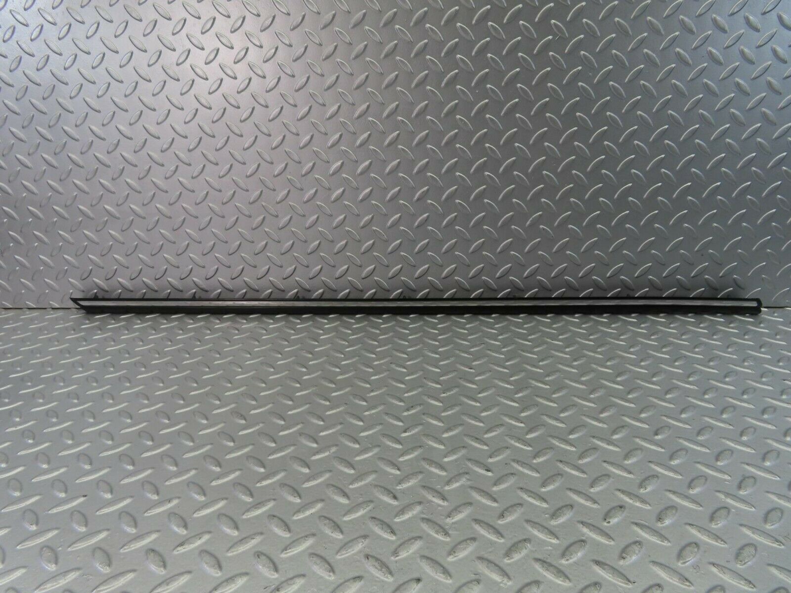 10286 Mercedes-Benz W116 Front Left Door Centre Moulding Trim