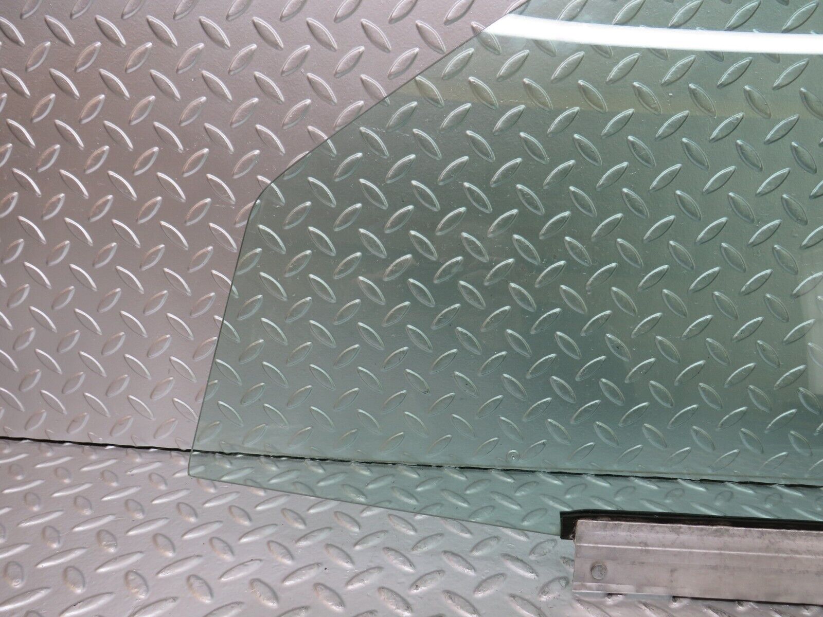 25148 Mercedes-Benz W201 190D Front Left Door Window Glass