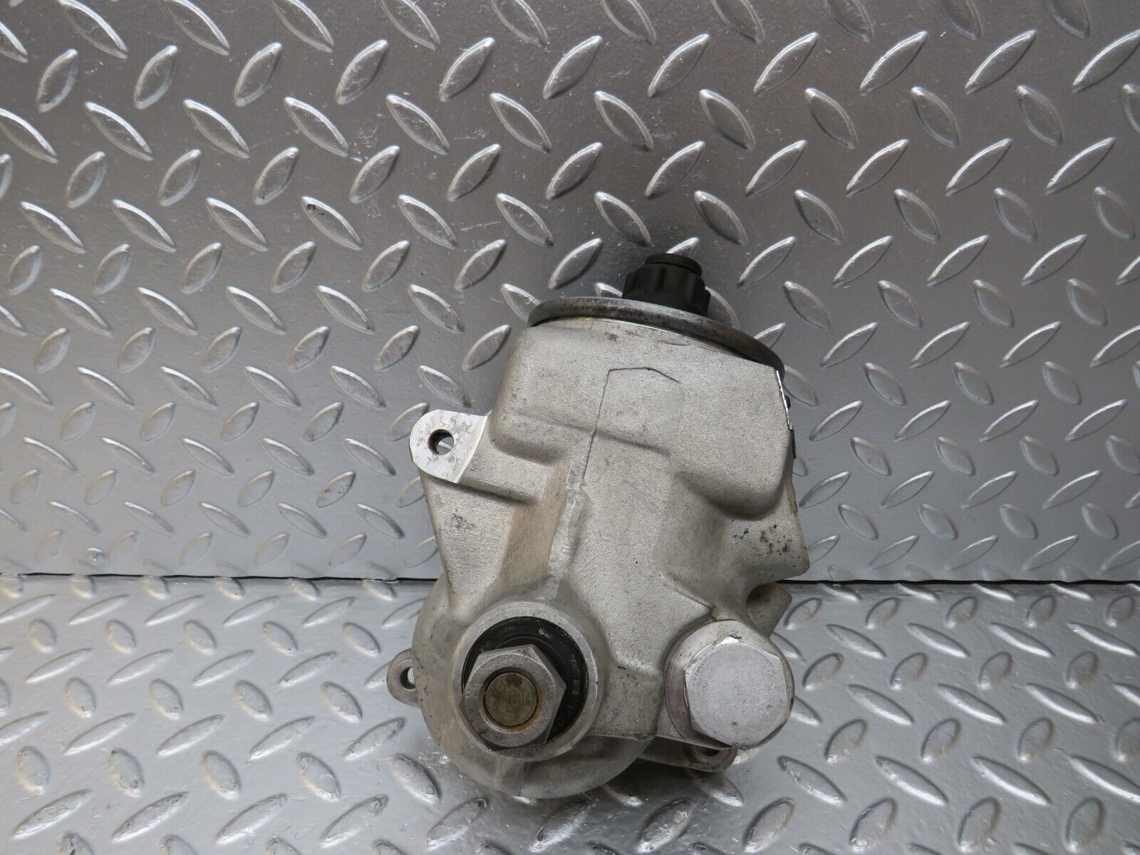 25584 Mercedes-Benz W123 200 Power Steering Pump 1264601380