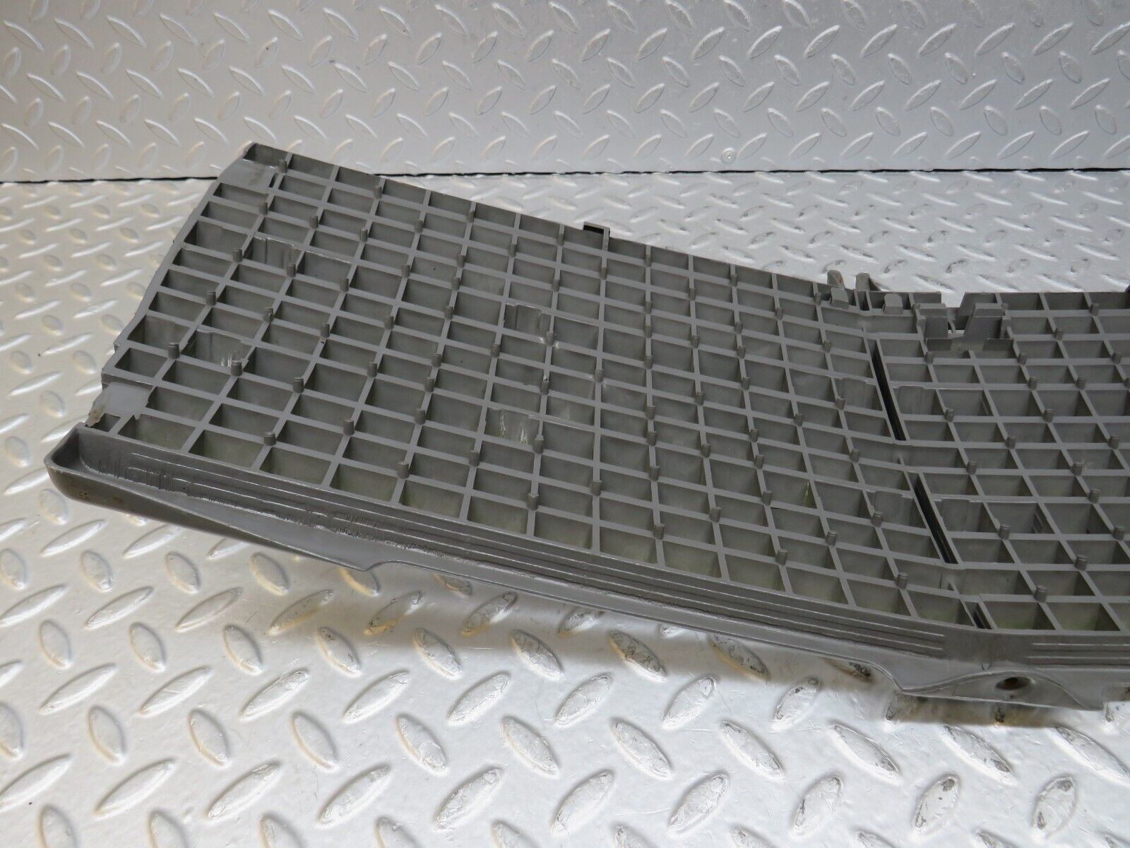 36501 Mercedes-Benz W201 190E 2.0L Bonnet Grill 2018880223