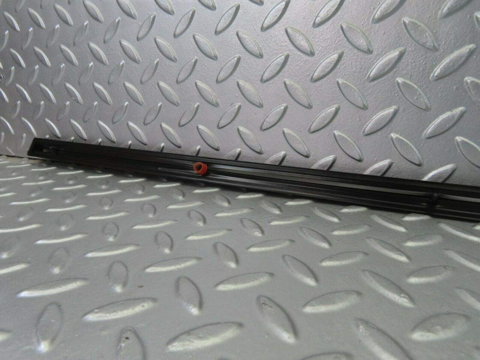 10272 Mercedes-Benz W123 Front Right Fender Wing Centre Moulding Trim