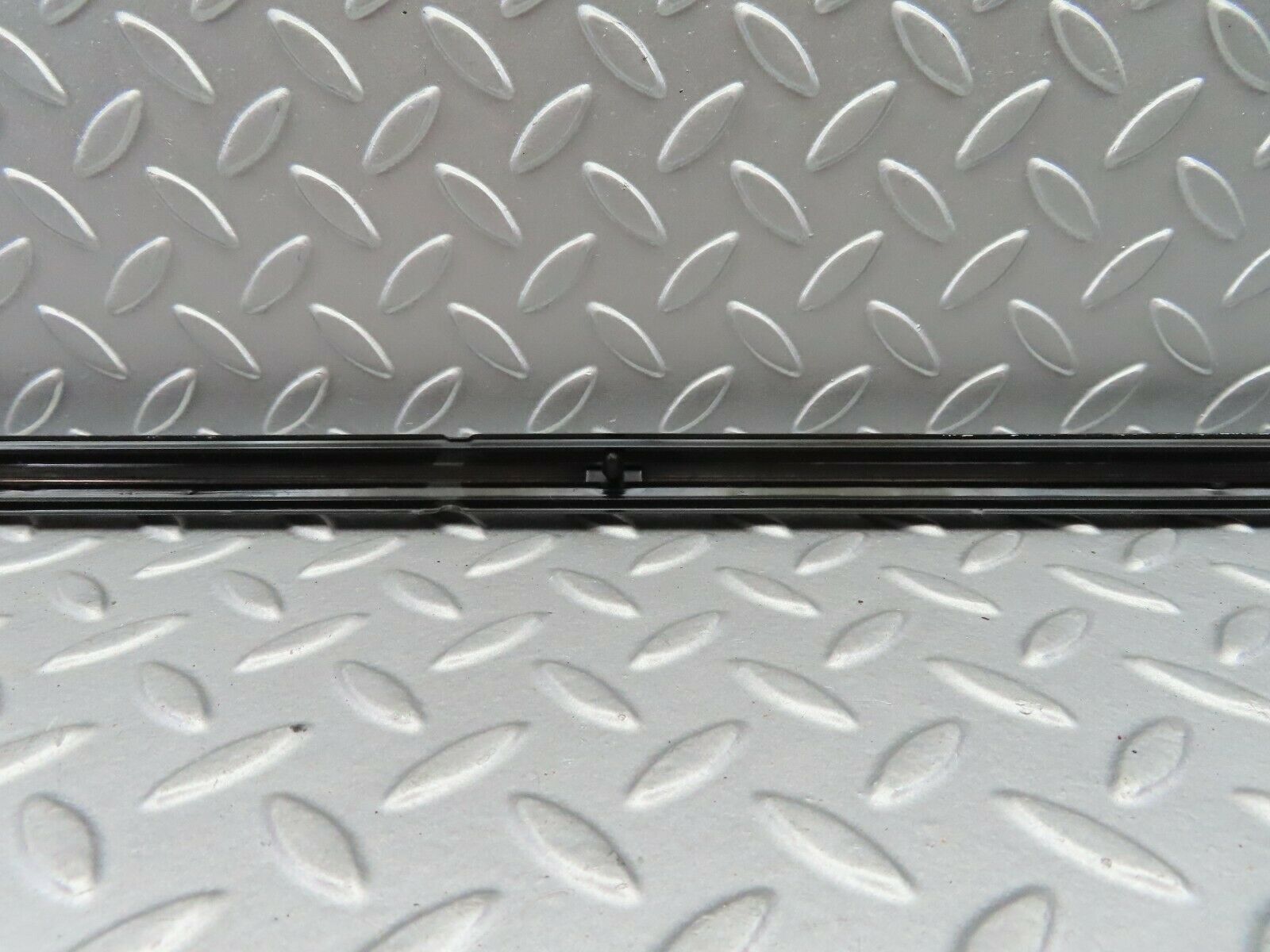 5882 Mercedes-Benz W123 200 Centre Door Chrome Trim Front Right