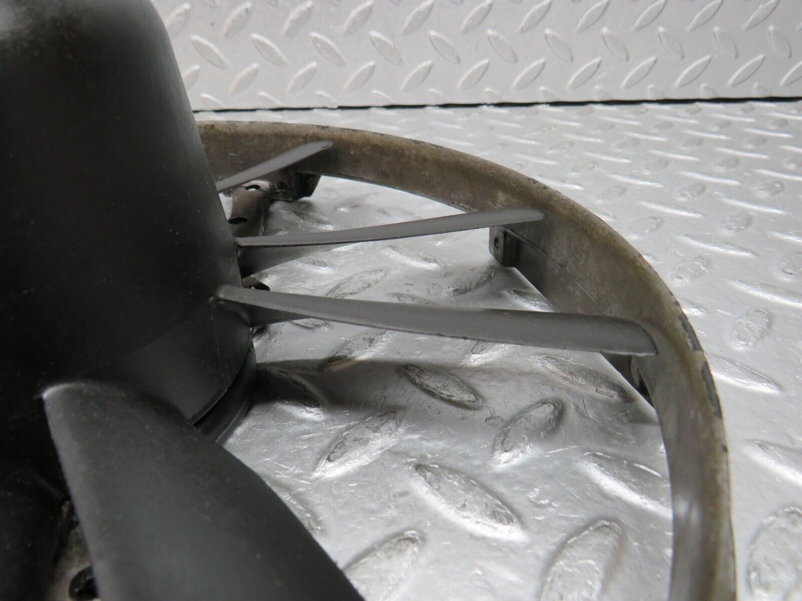 37835 Mercedes-Benz A124 320E Cabriolet Radiator Cooling Fan AEG 0005008593 170080801 1295050455