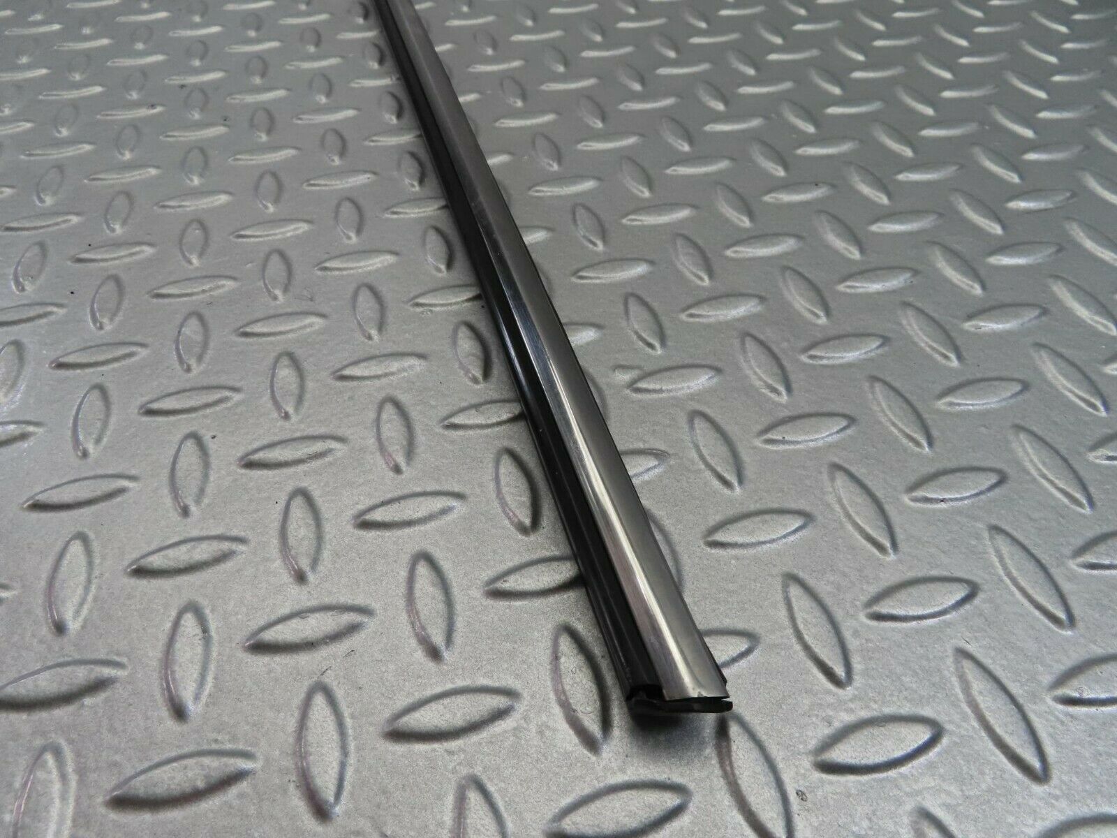 7871 Mercedes-Benz W115 220D Centre Door Chrome Trim Rear Left