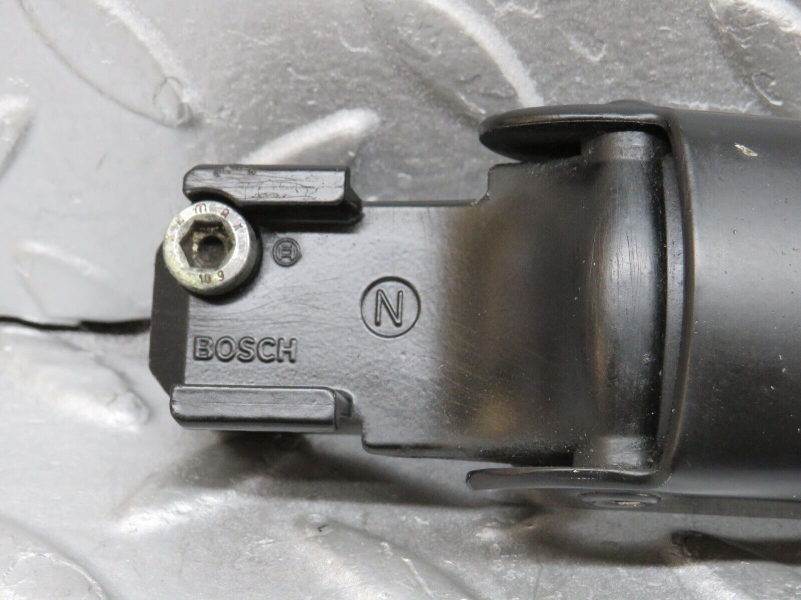 37866 Mercedes-Benz A124 320E Cabriolet Wiper Arm Bosch