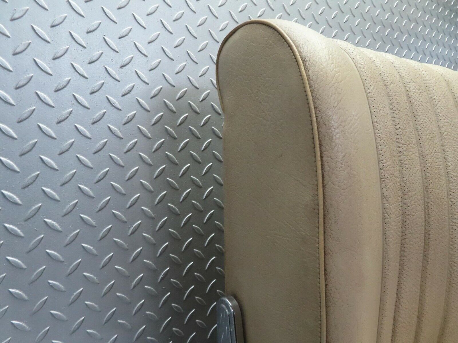 12507 Mercedes-Benz W108 280SE 3.5 Front Right Seat Cream