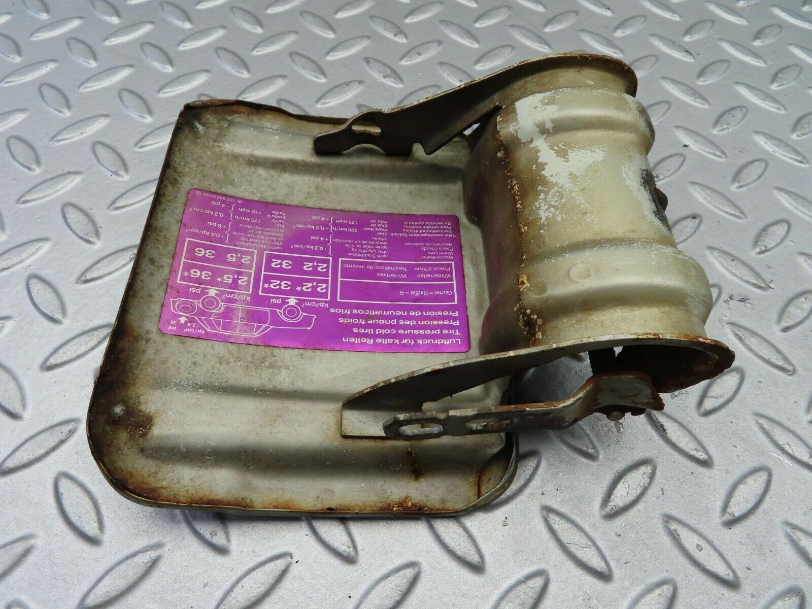 7203 Mercedes-Benz C107 350SLC Coupe Fuel Tank Flap Cap 1075840039