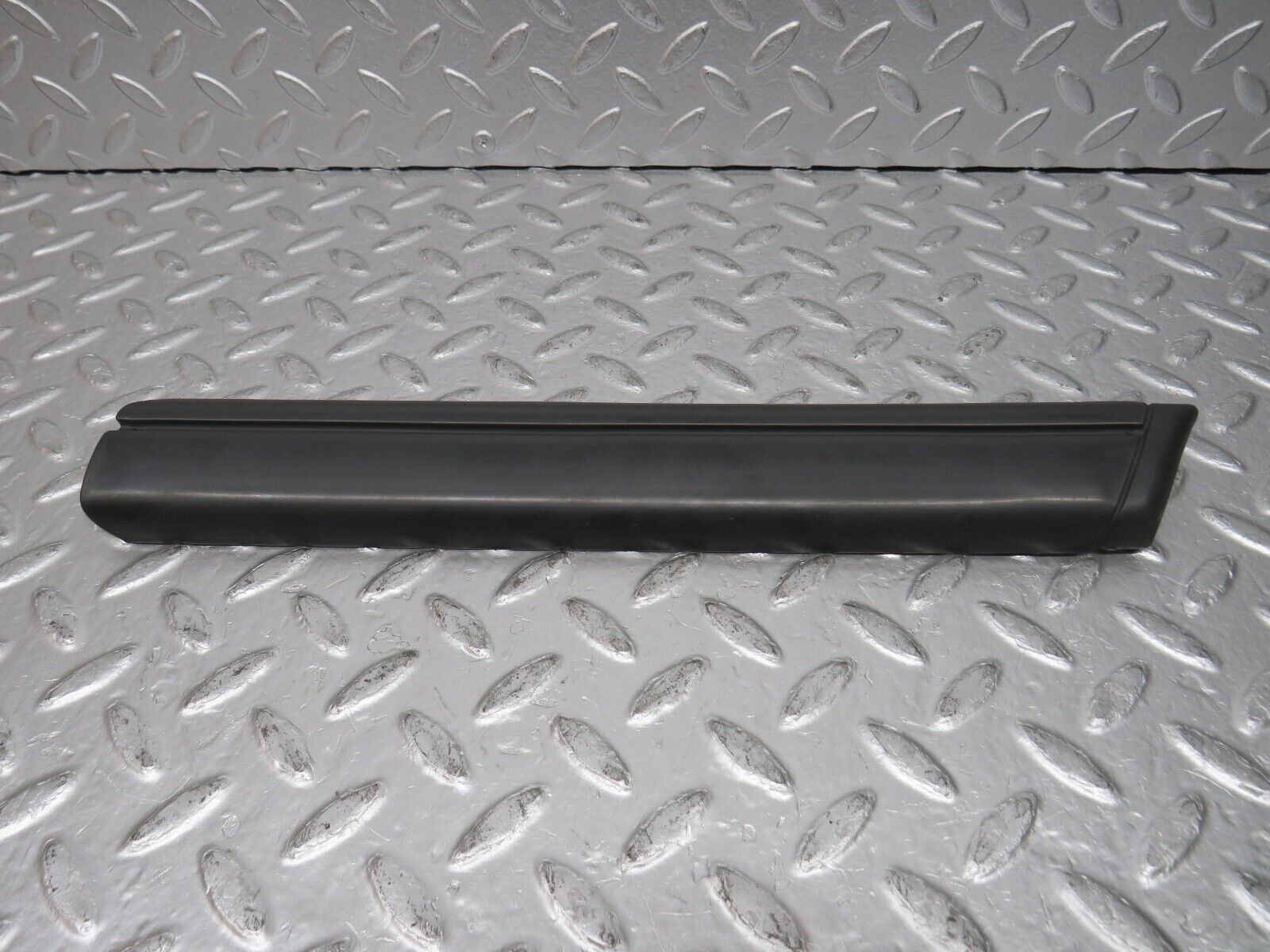 32297 Mercedes-Benz S124 300TE Wagon Front Right Fender Wing Centre Moulding Trim