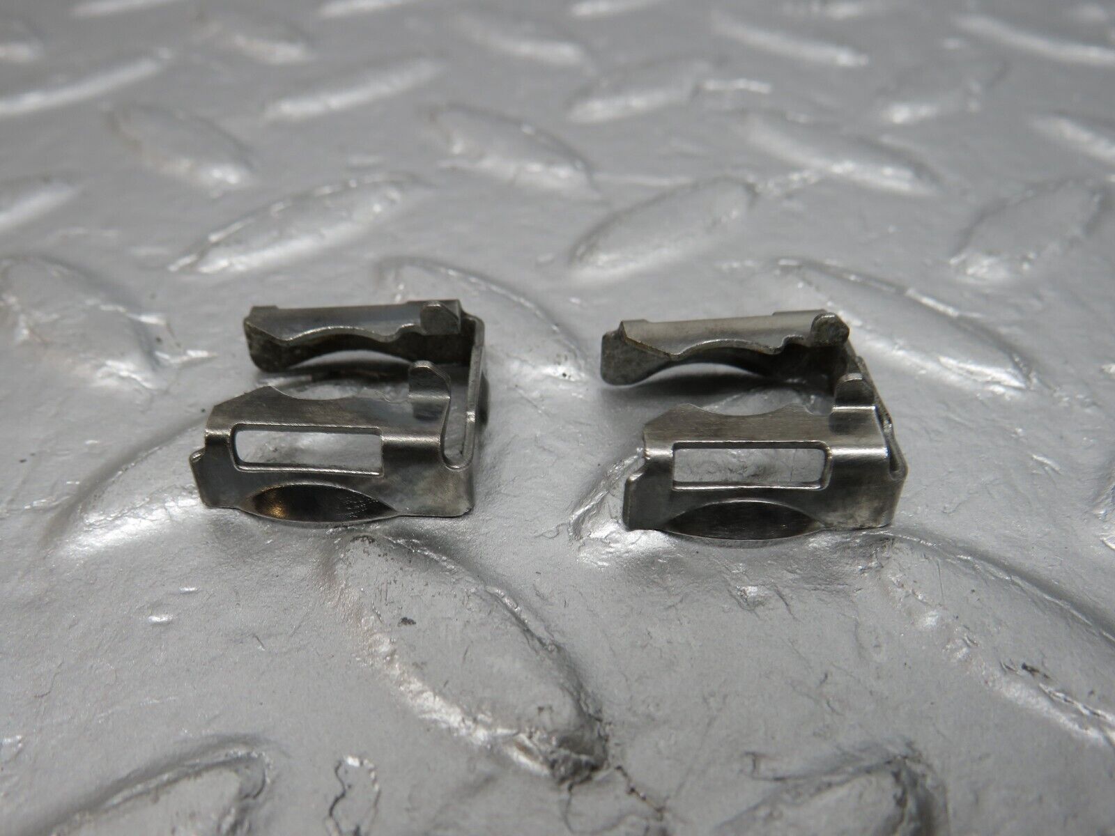 39776 Mercedes-Benz R129 320SL Coupe Fuel Injector Bracket 2x