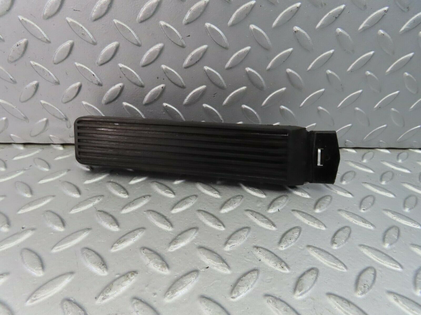 8983 Mercedes-Benz W115 Accelerator Pedal With Rubber 1153010382