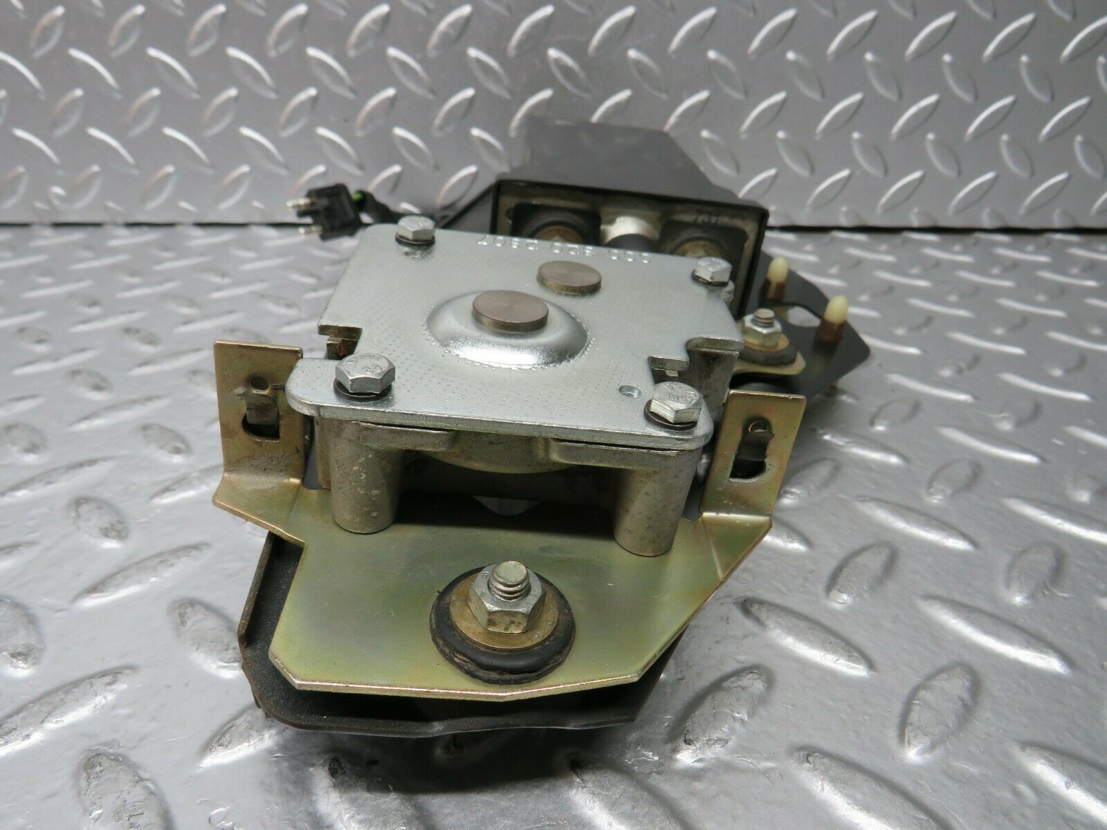 23200 Mercedes-Benz W116 350SE Sunroof Motor With Bracket 0008202807