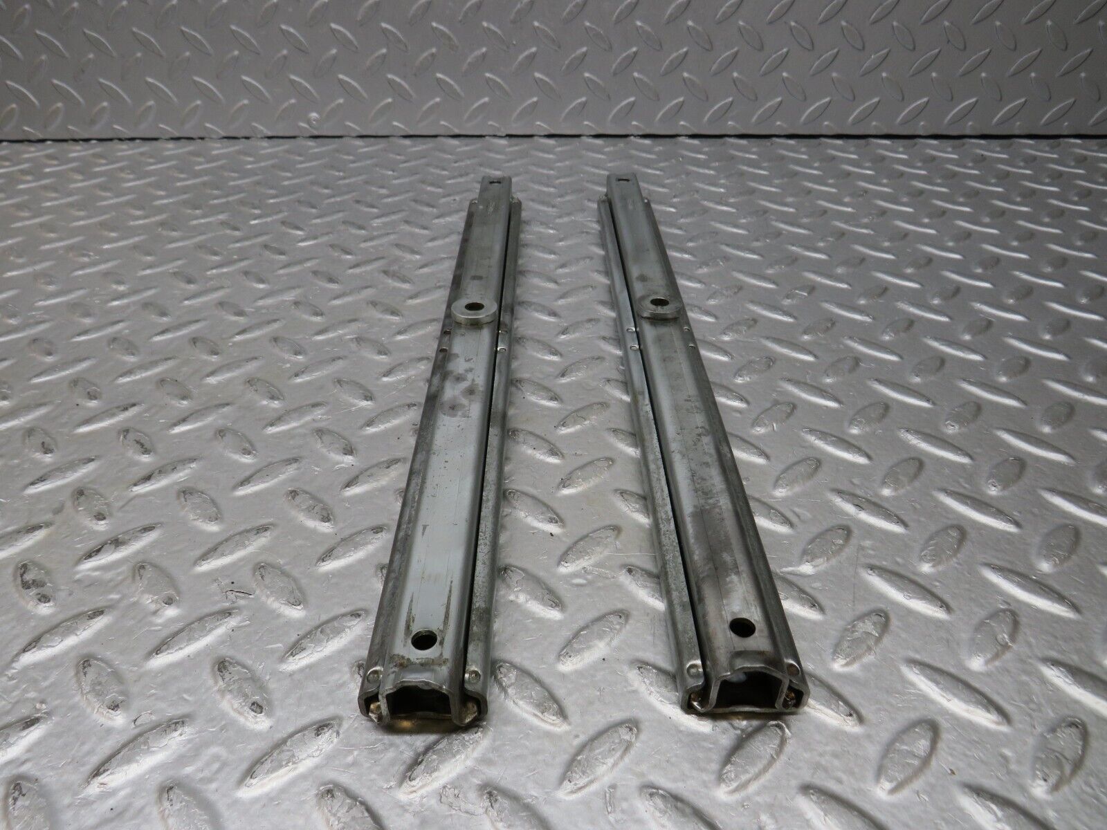 37082 Mercedes-Benz C126 420SEC Coupe Front Right Seat Rail Pair