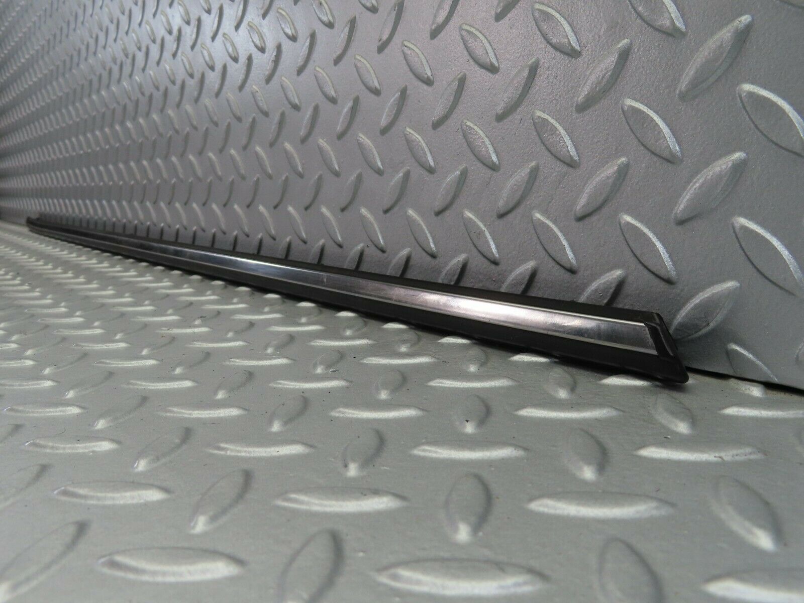 7523 Mercedes-Benz S123 230TE Wagon Centre Fender Wing Chrome Trim Front Left