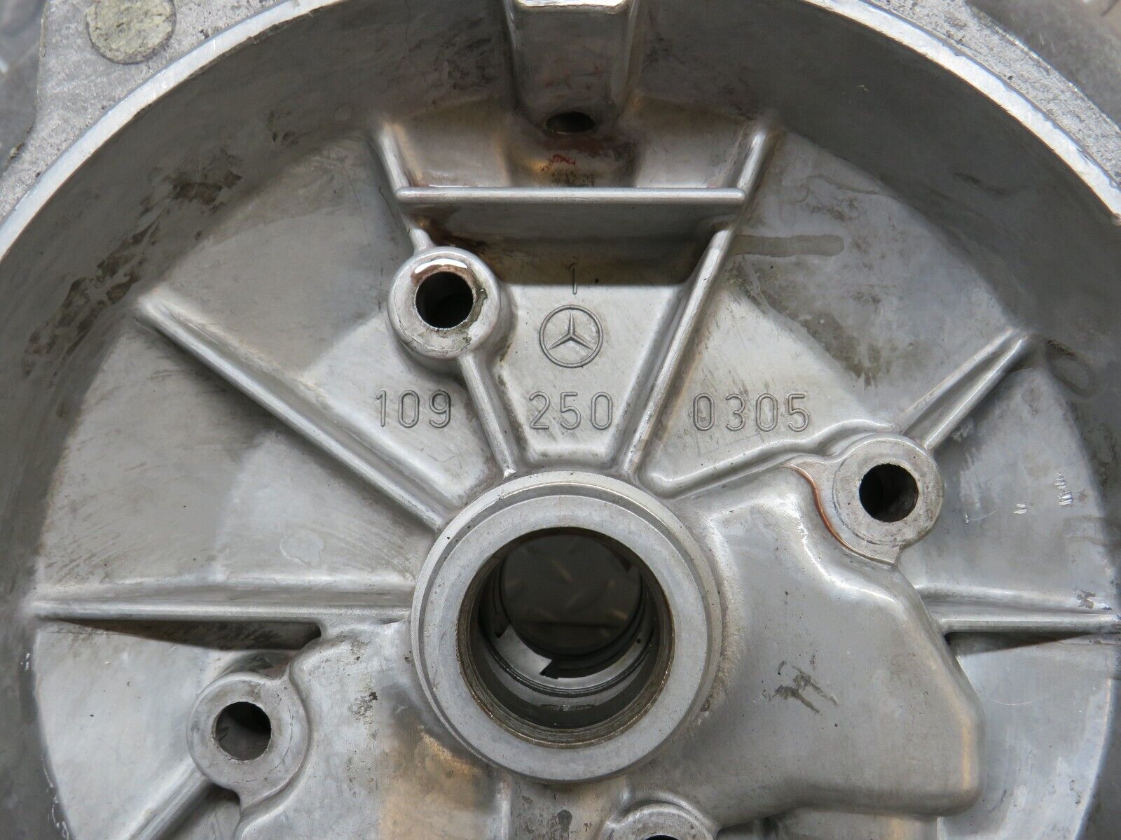 37678 Mercedes-Benz W109 300SEL Automatic Gearbox Bell Housing & Oil Pump 1092500305 1152770420