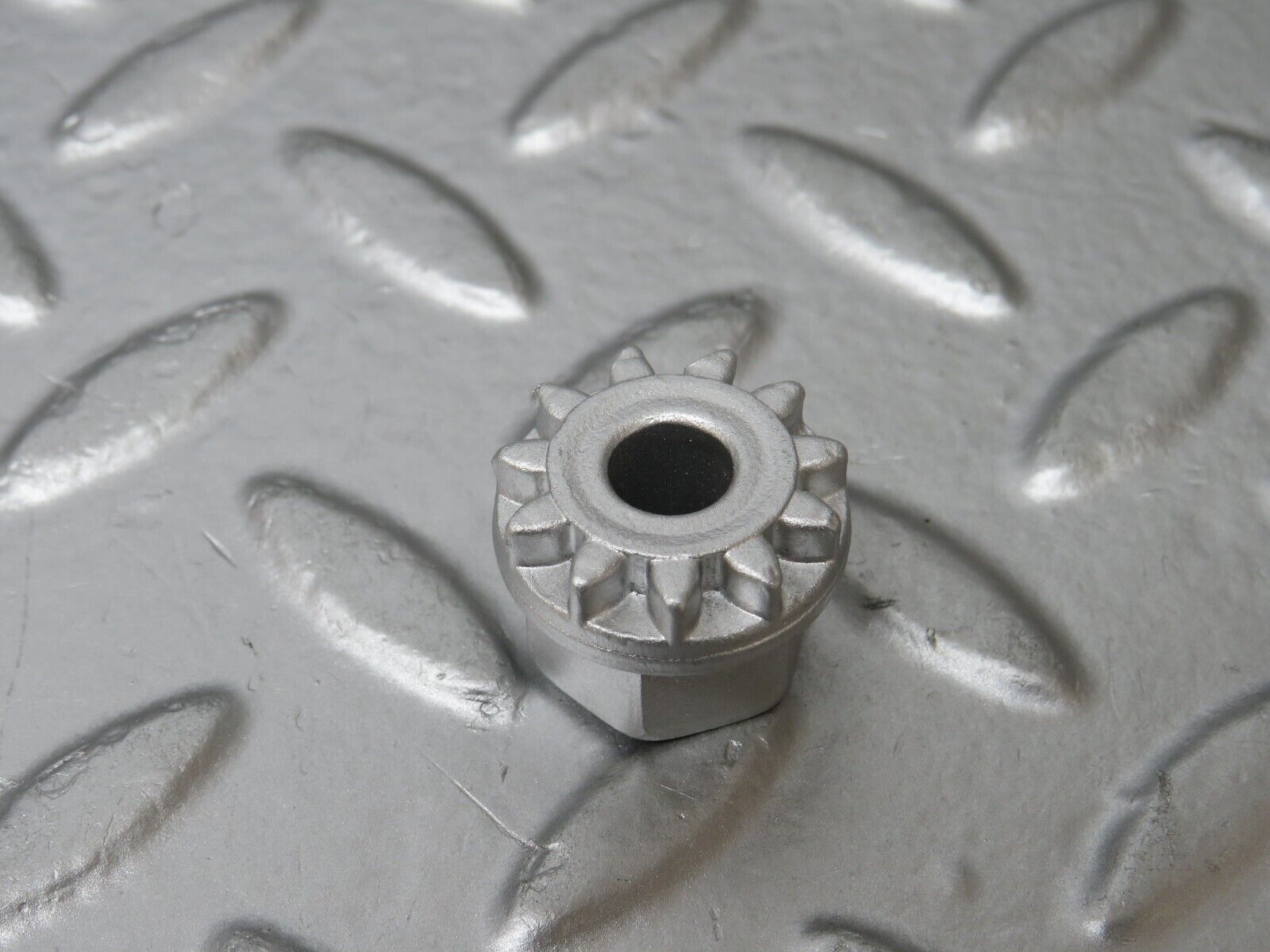 25489 Mercedes-Benz W123 200 Power Steering Pump Bracket 1234660241