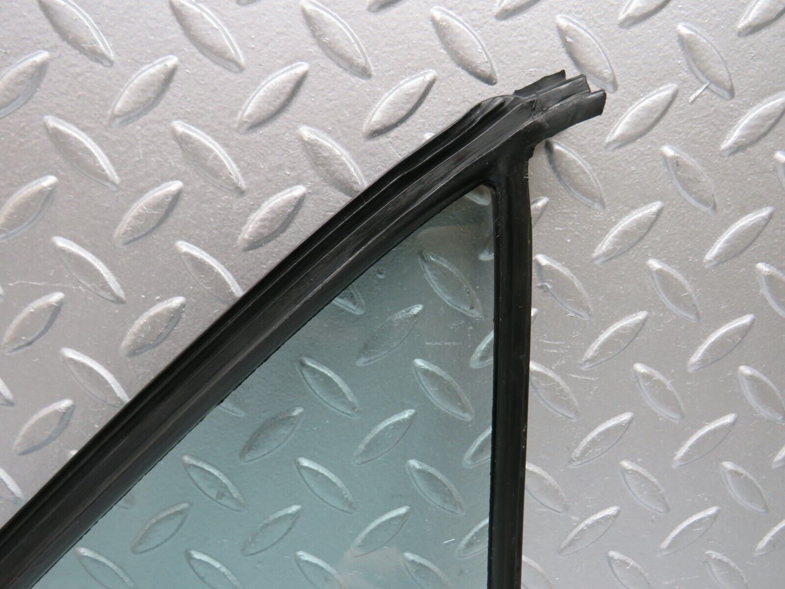 33141 Mercedes-Benz W126 Rear Left Quarter Window Glass 1267350124