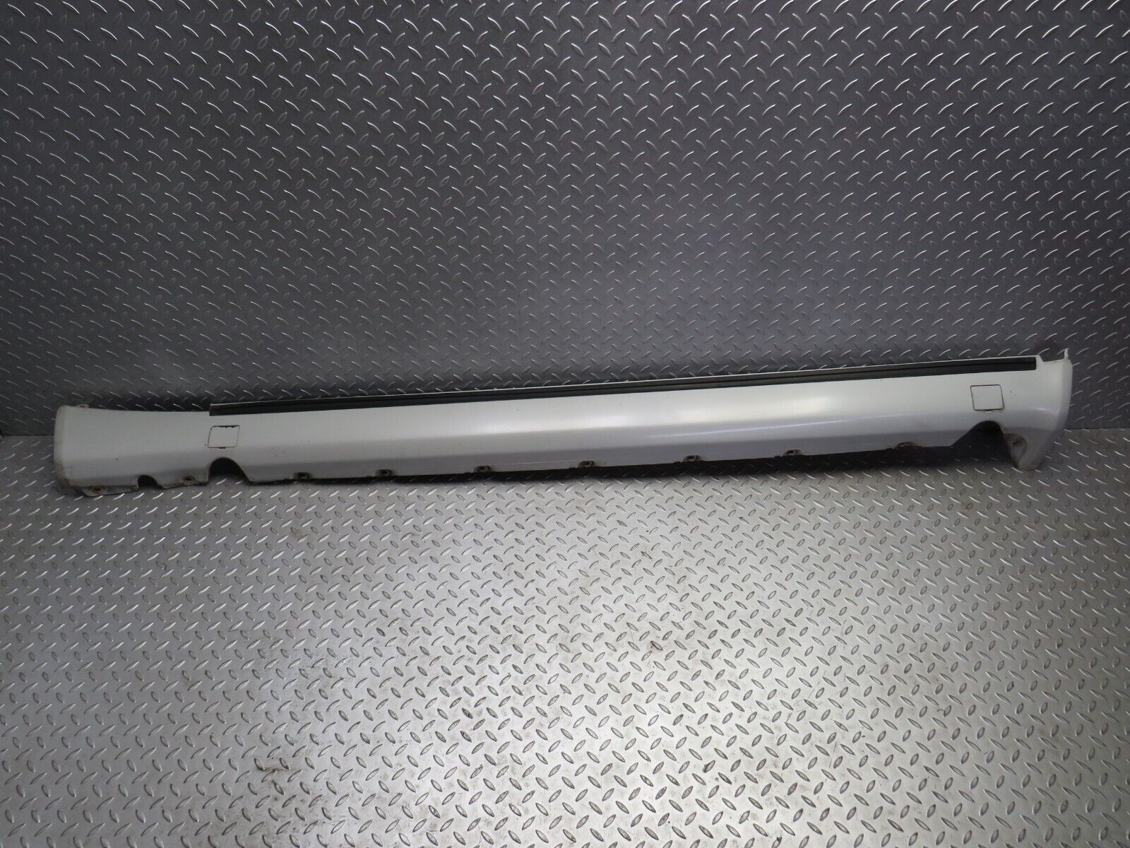 30252 Mercedes-Benz W124 230E Side Skirt Left Side 1246902340