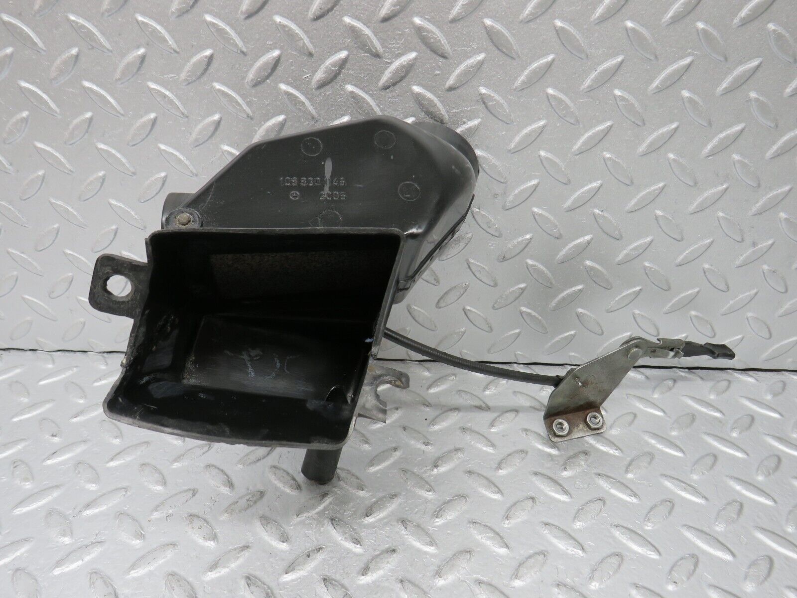 35913 Mercedes-Benz W108 Air Vent Control Left Side 1088301145