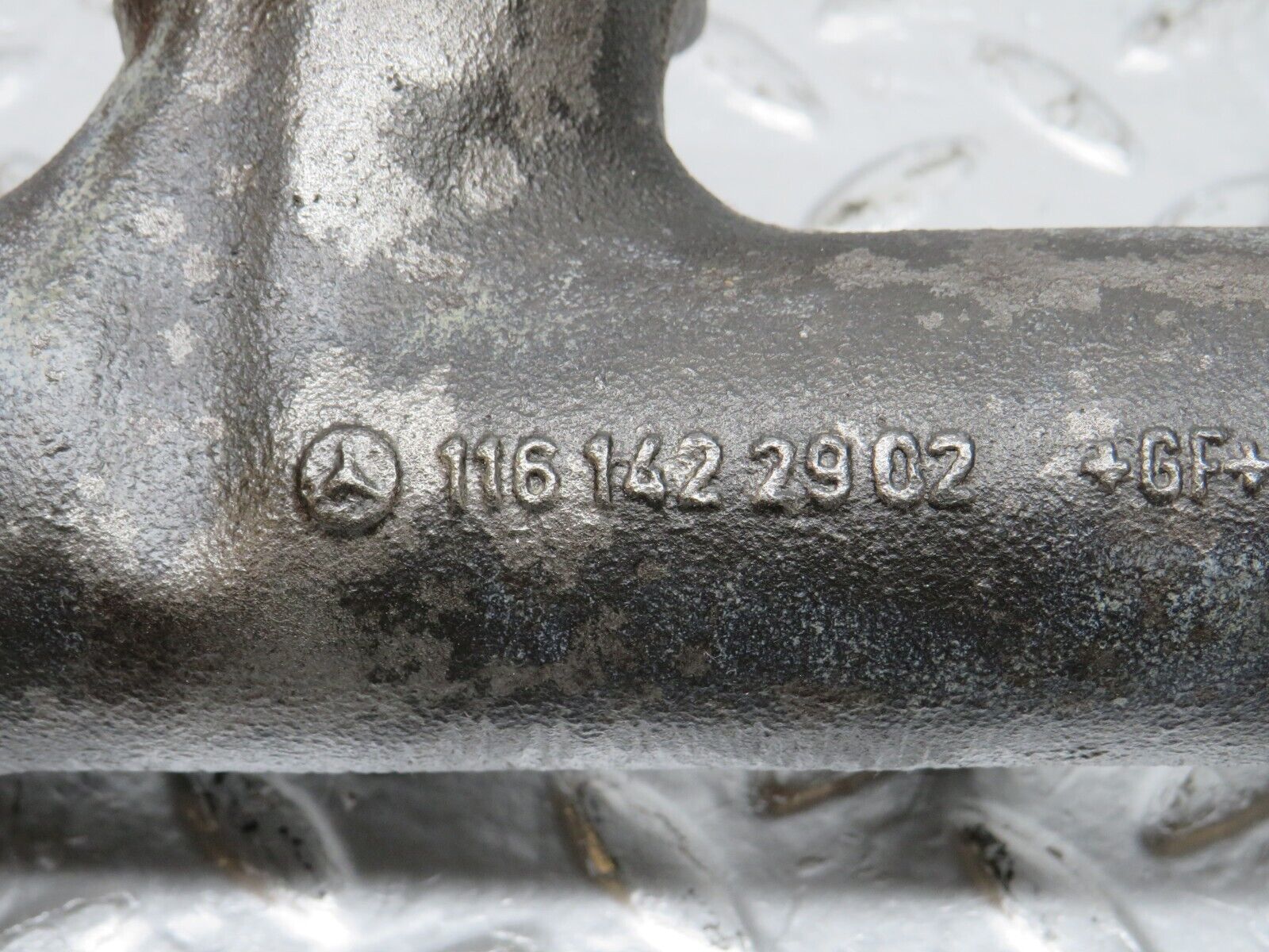 33111 Mercedes-Benz W126 380 V8 Exhaust Manifold Left 1161422302 1161422902