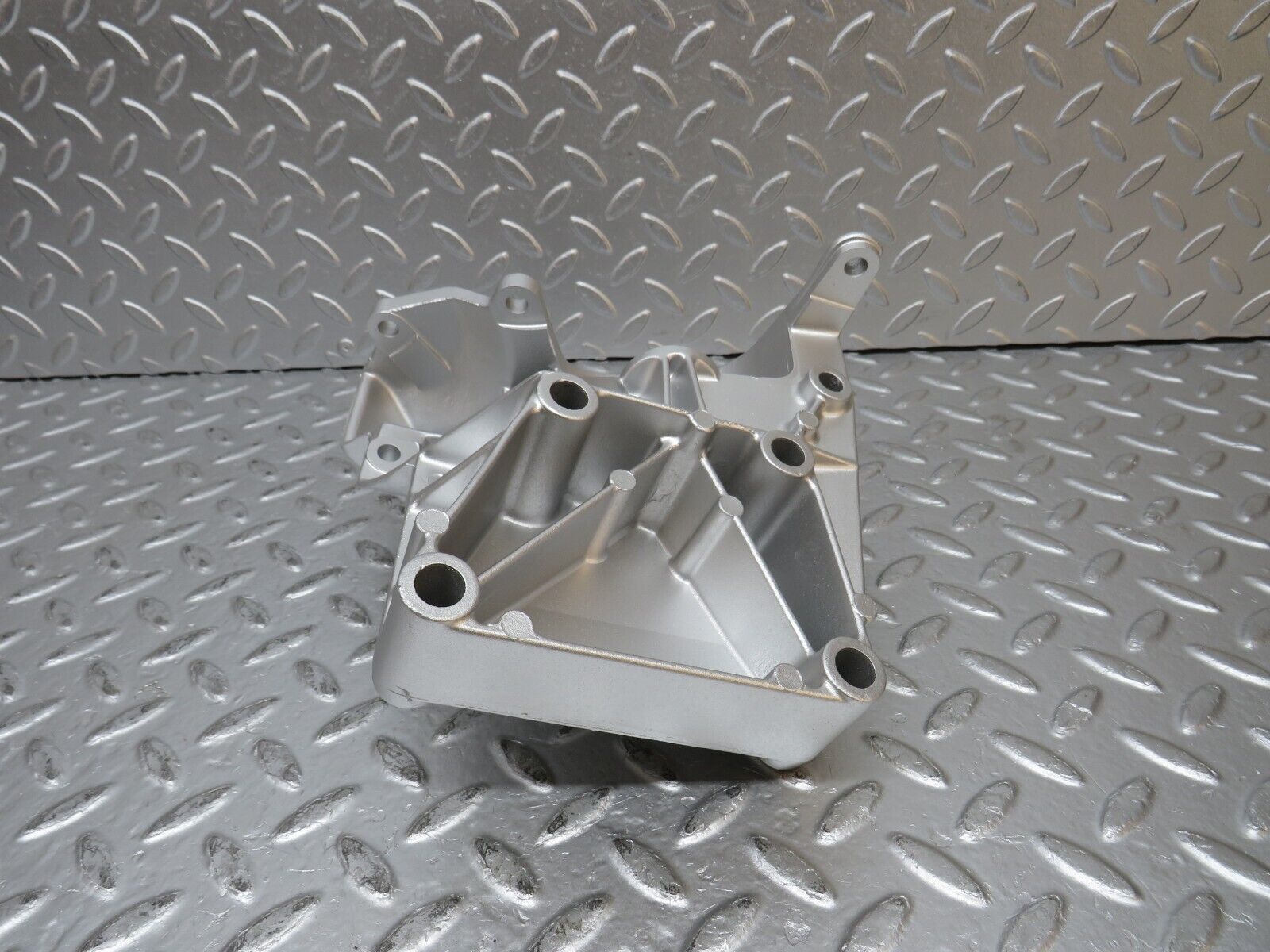 31879 Mercedes-Benz W201 190LE 1.8L Power Steering Pump Bracket 1022361330