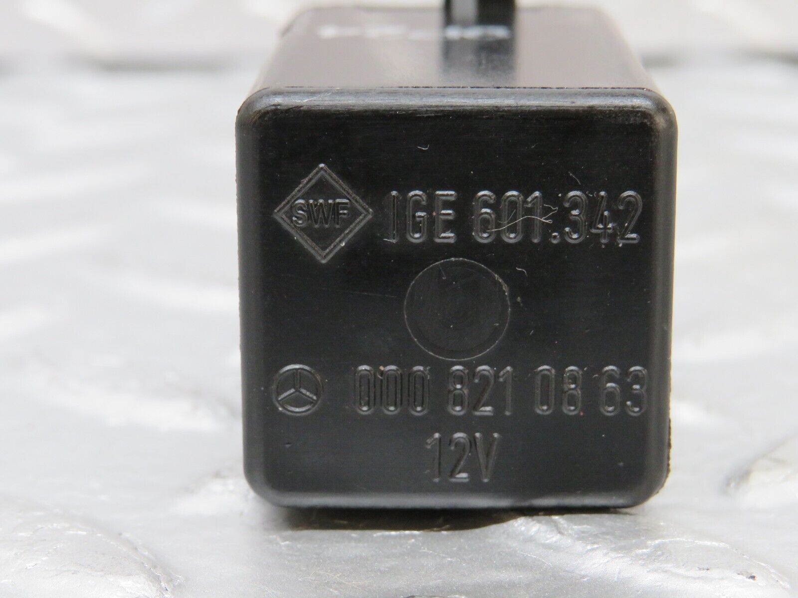 25518 Mercedes-Benz W123 200 Intermittent Wiper Relay 0008210863