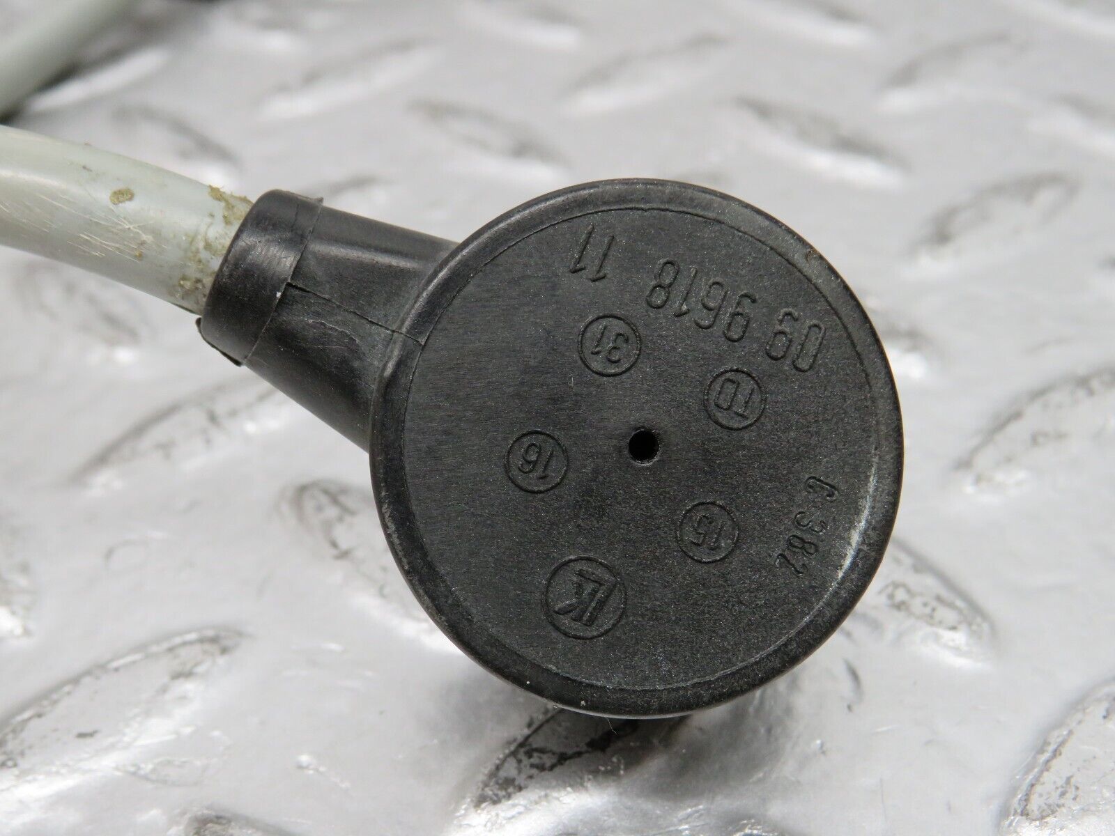 29731 Mercedes-Benz W123 230E Ignition Control Unit Wire 9961811