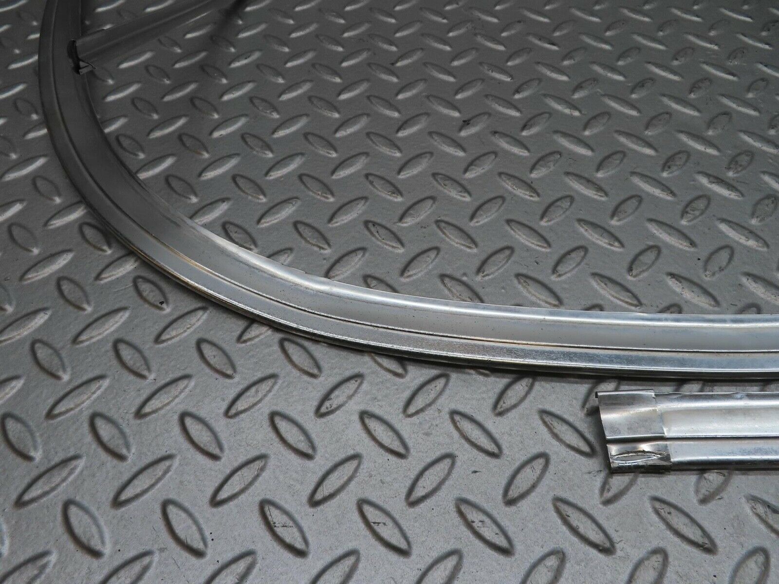 13277 Mercedes-Benz W111 220S Rear Windscreen Chrome Frame