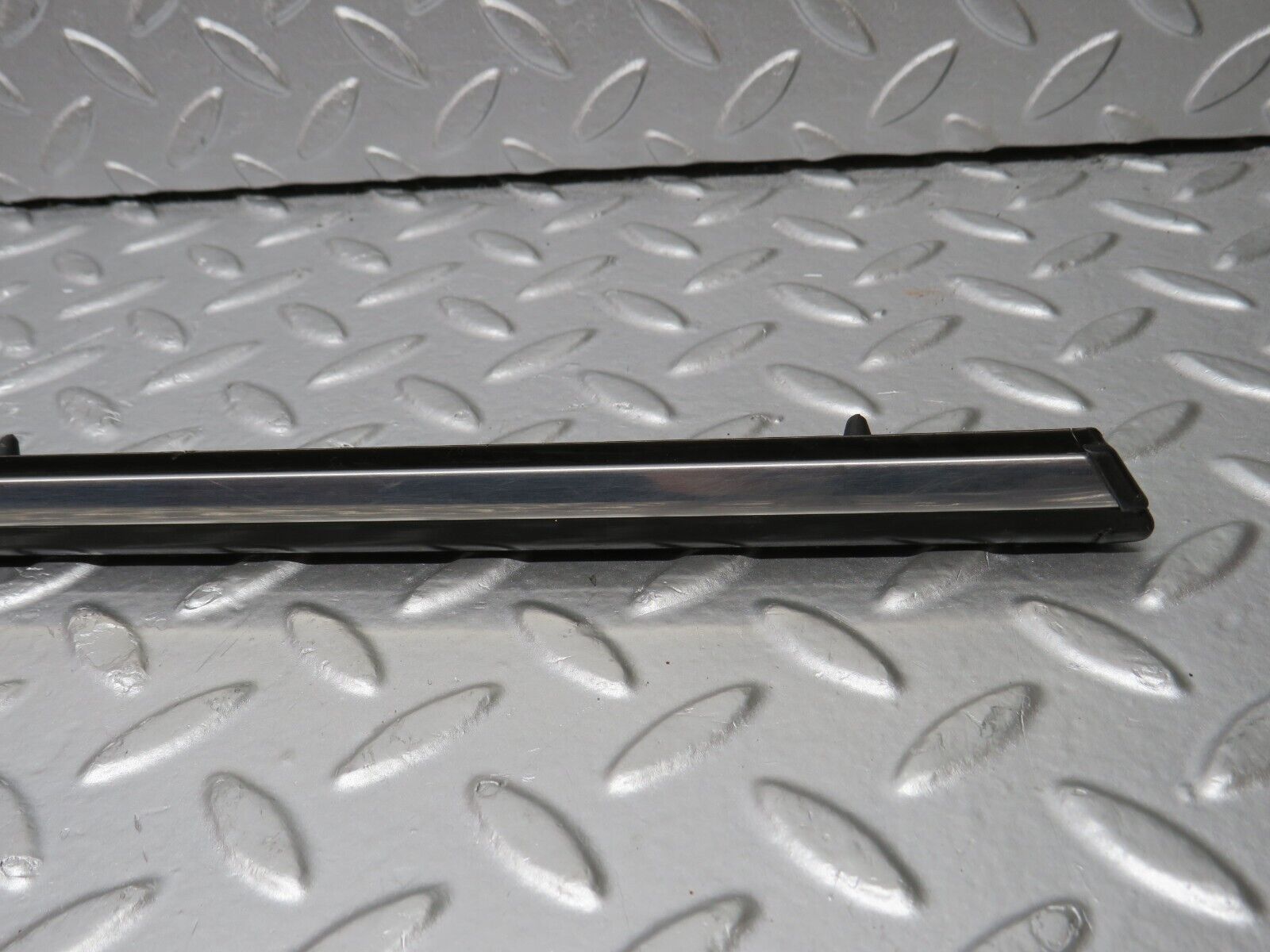 33630 Mercedes-Benz W123 Front Left Door Centre Moulding Trim
