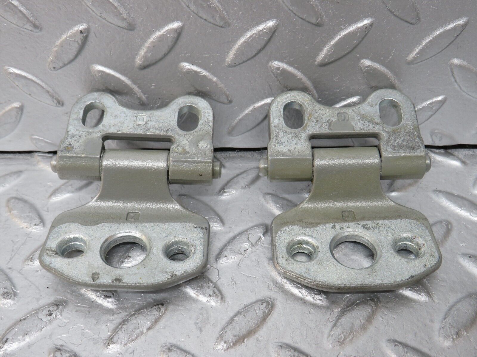 34915 Mercedes-Benz W210 320E Door Hinge Left Side