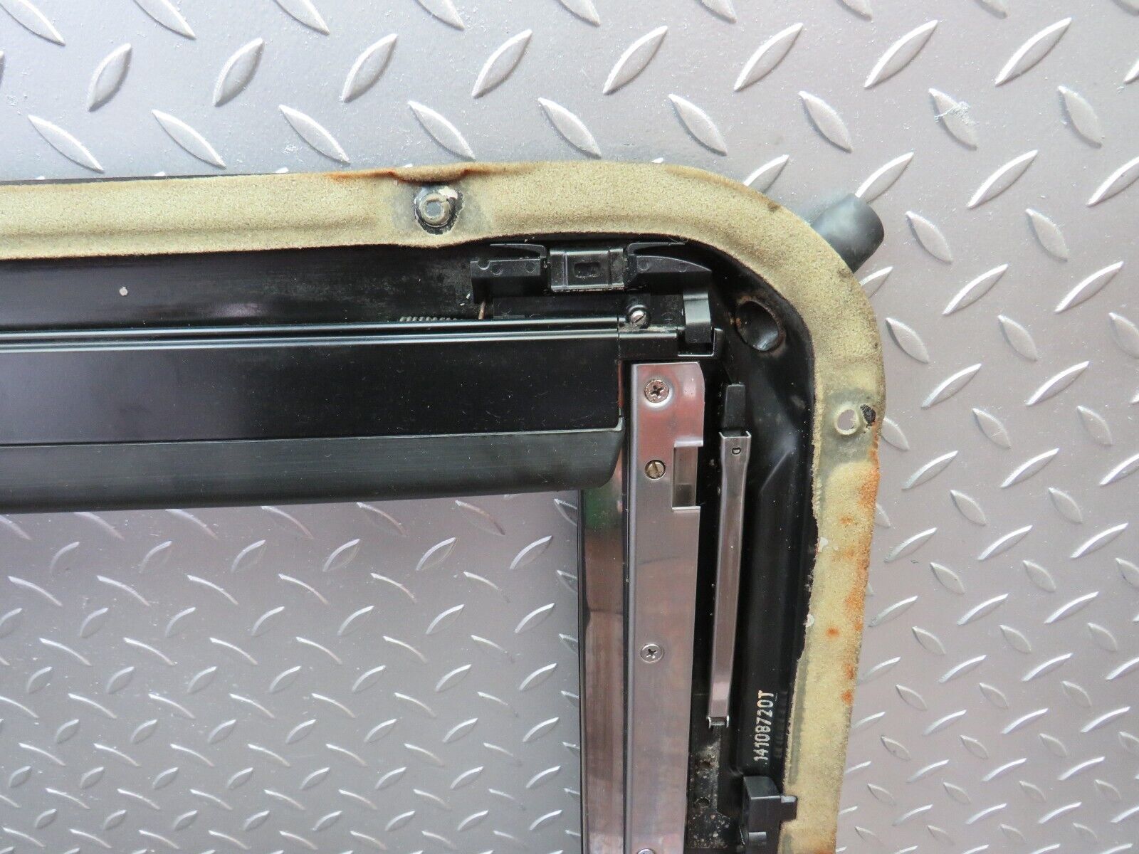 34216 Mercedes-Benz W124 260E Power Sunroof Frame 1247820131 1247820231