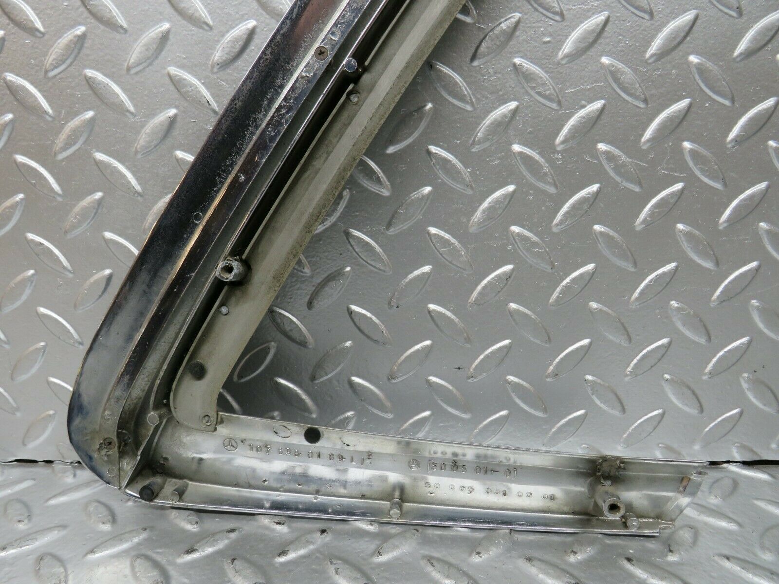 23785 Mercedes-Benz C107 450SLC Coupe Rear Window Trim Left 1076980189