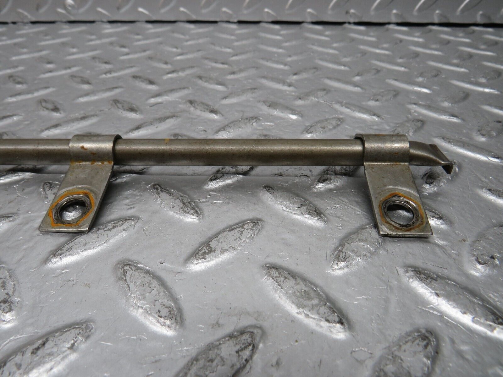 29941 Mercedes-Benz W123 230E Camshaft Oil Tube