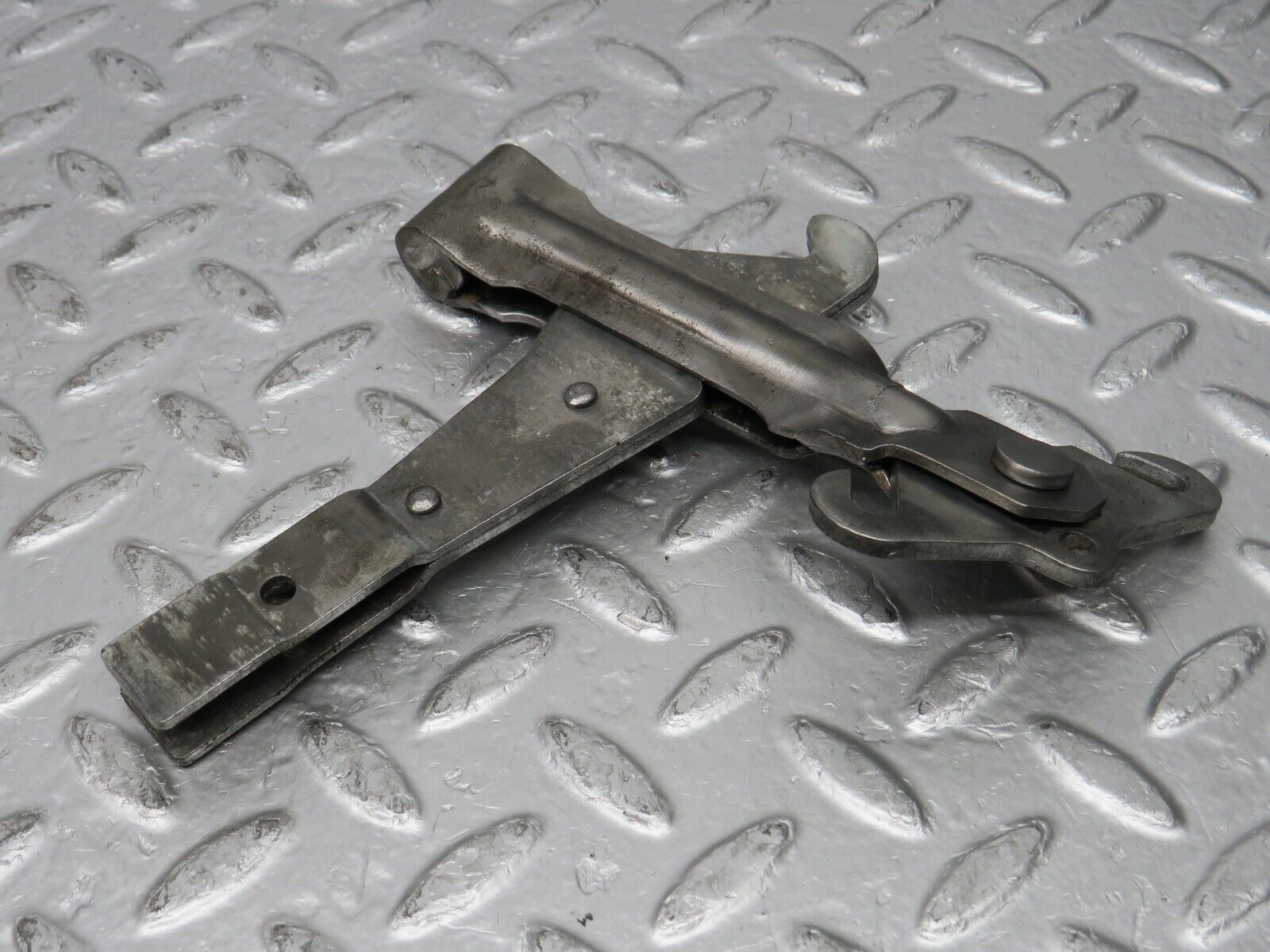 31156 Mercedes-Benz W123 200D Handbrake Adjusting Handbrake Regulator