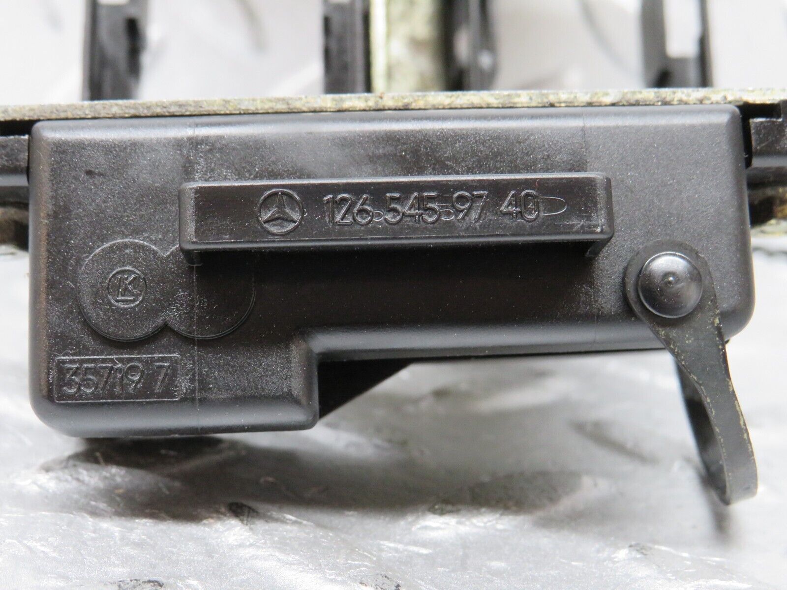 36186 Mercedes-Benz W126 420SE Diagnostic Connector With Bracket 1265459740