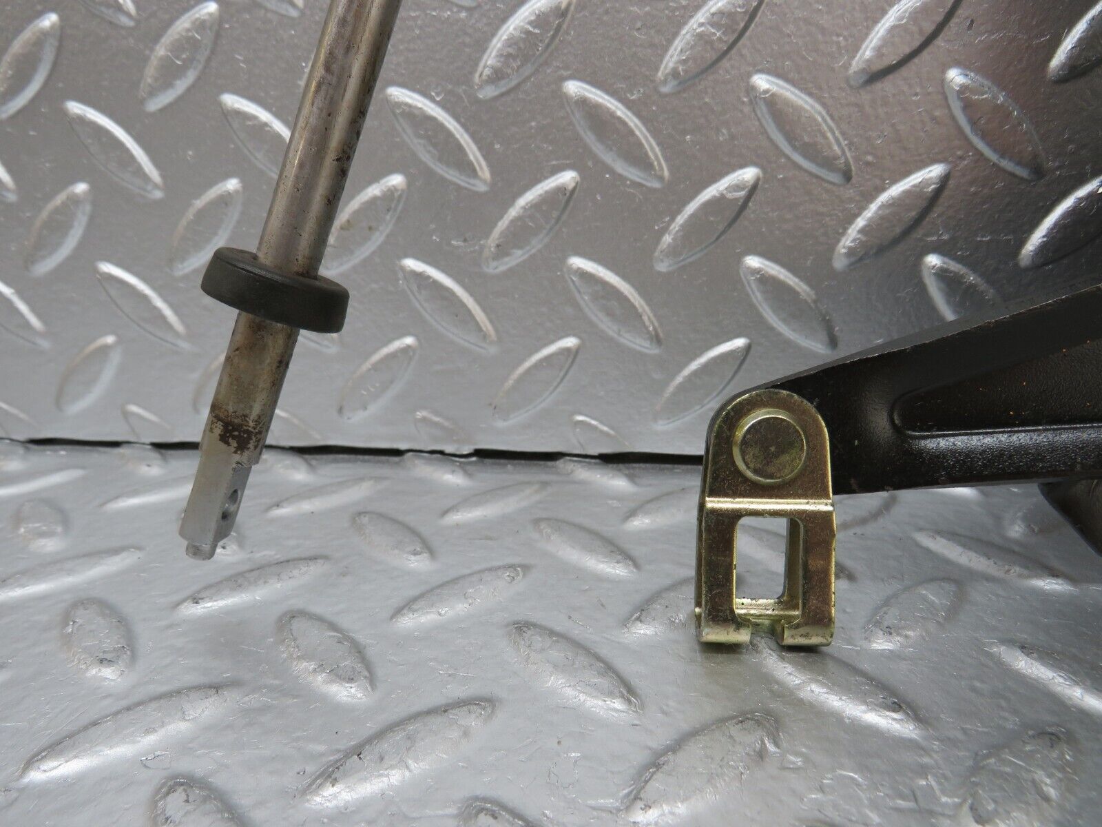 25604 Mercedes-Benz W123 200 Handbrake Regulator