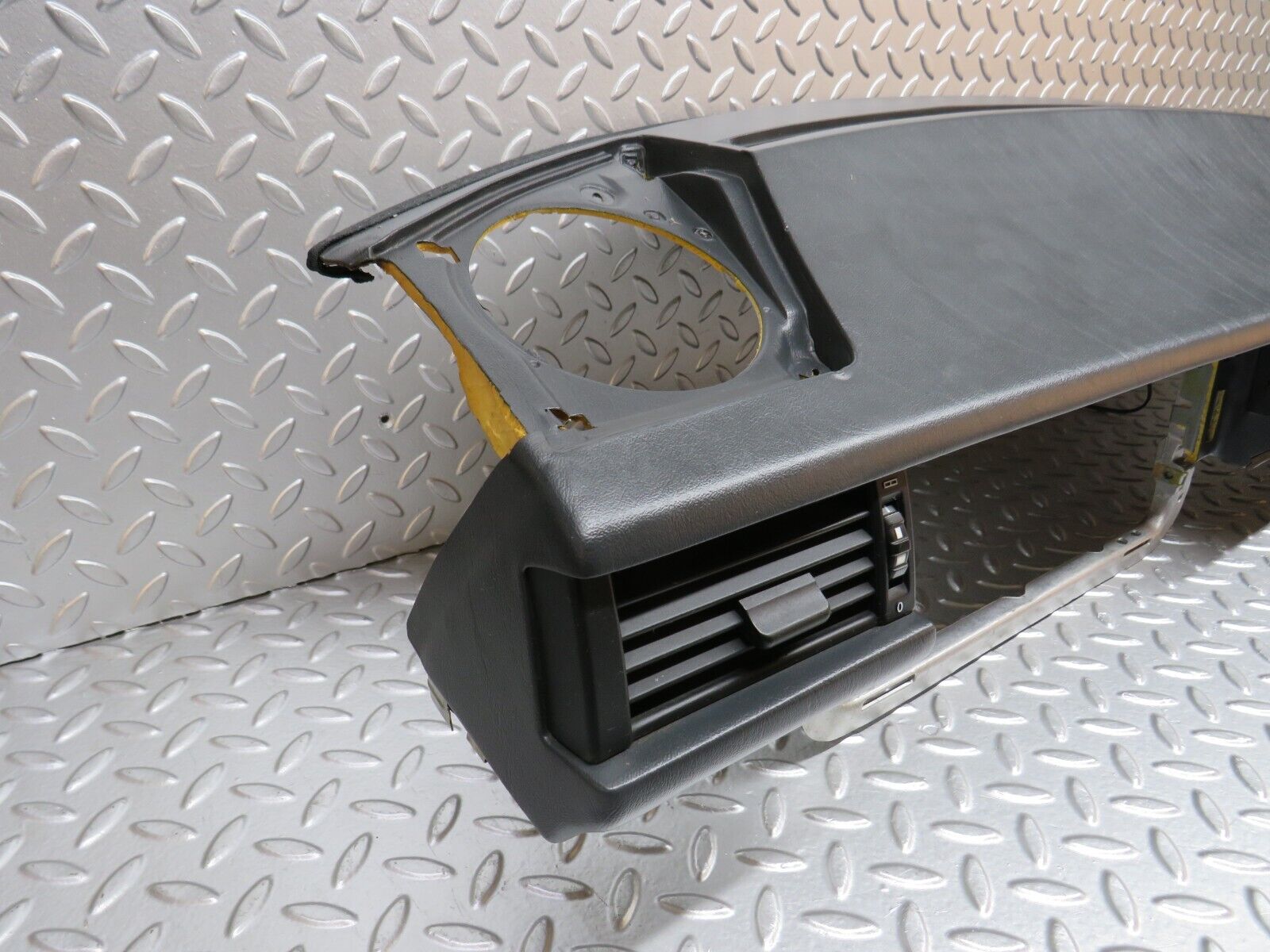 31338 Mercedes-Benz S124 220TE Wagon Dashboard Black