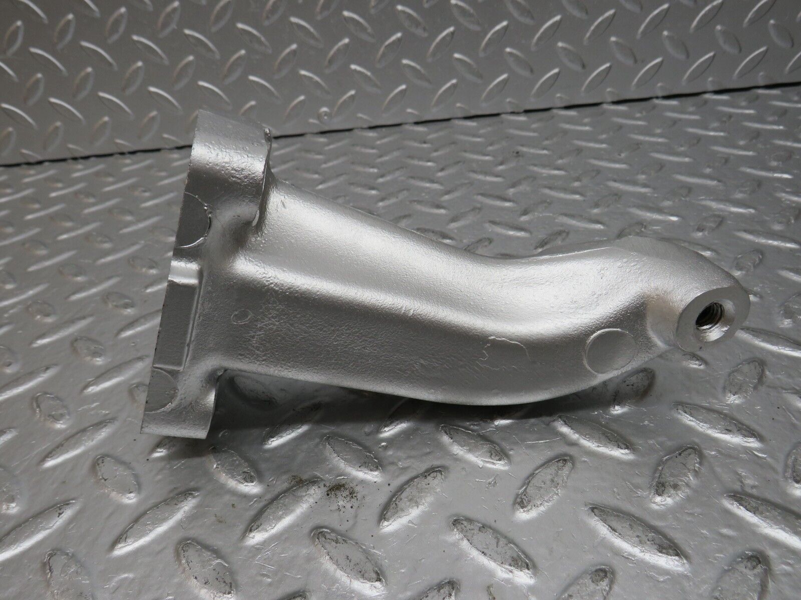 0880 Mercedes-Benz W123 240D Engine Mount Bracket Left Side 6152231304