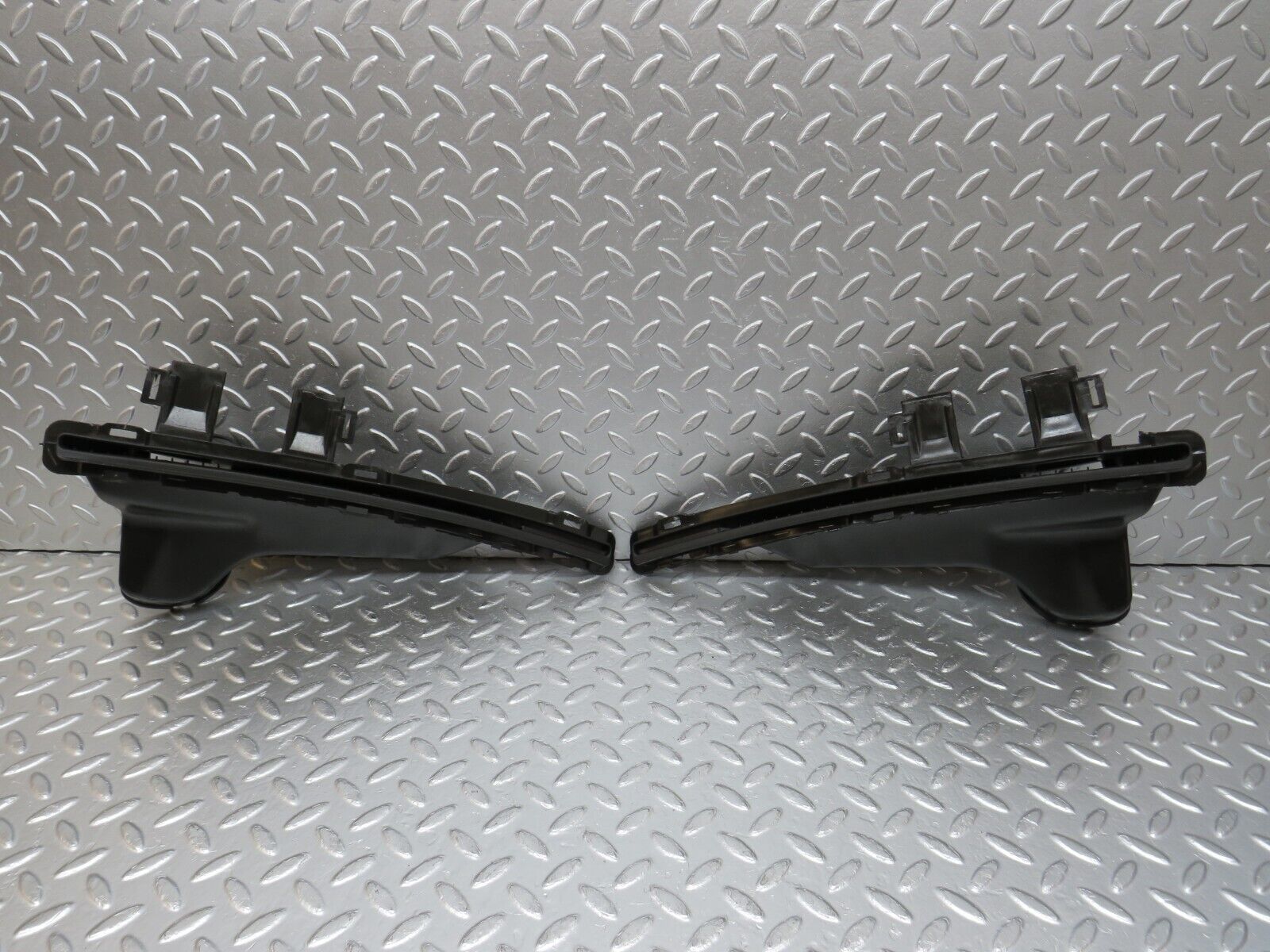 32434 Mercedes-Benz S124 300TE Wagon Air Duct Vent Pair