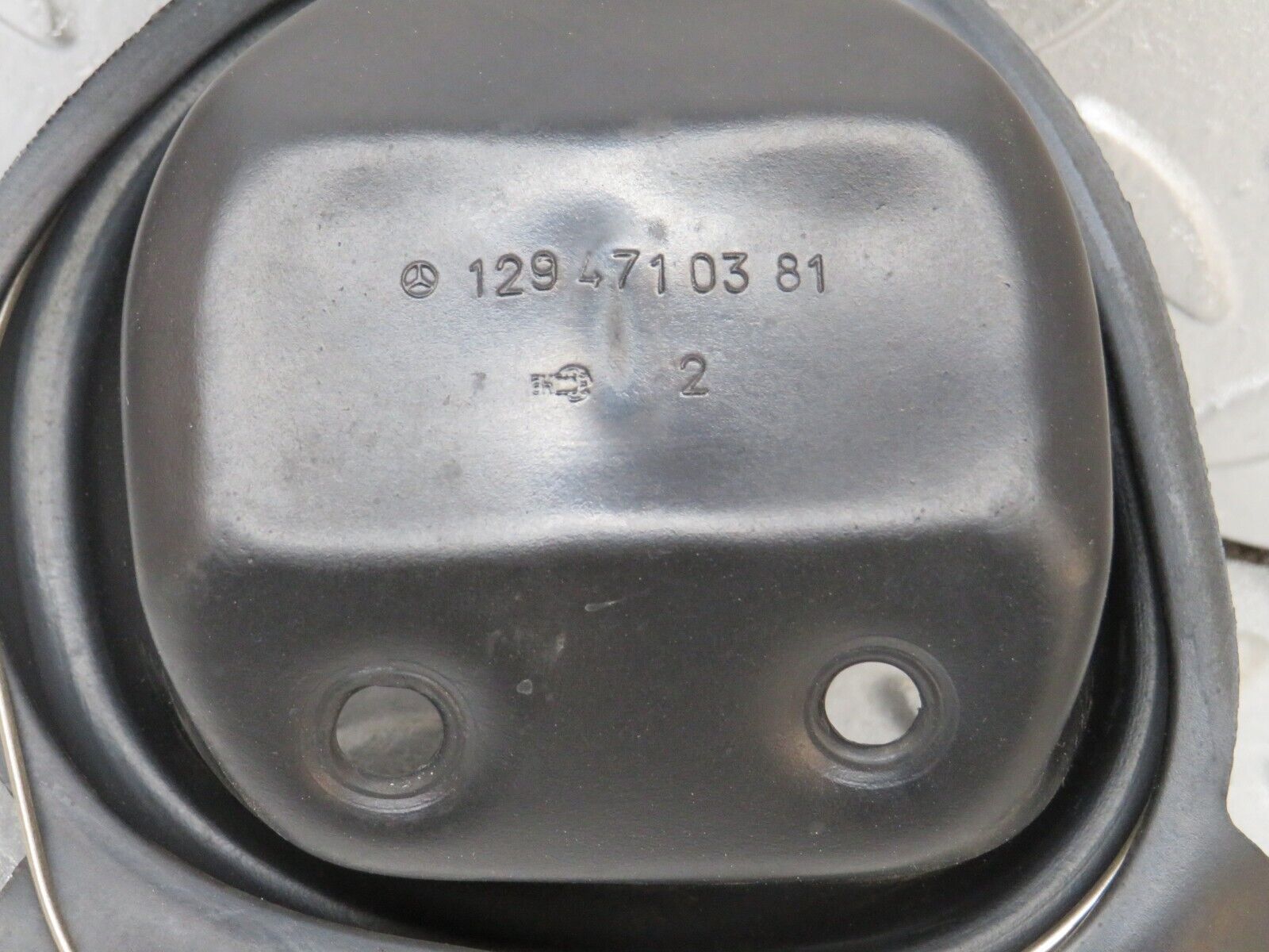 38455 Mercedes-Benz R129 280SL Coupe Fuel Tank Rubber Seal Set 1294710381 1294710481