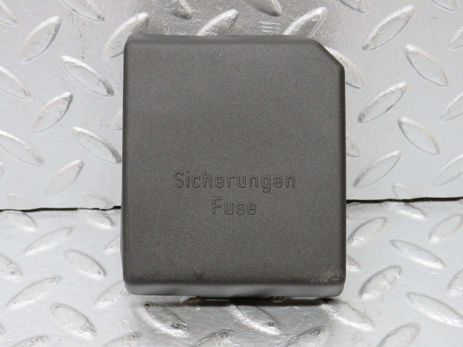 33334 Mercedes-Benz W202 C180 Fuse Box Cover Lid 2025450803 2025451700