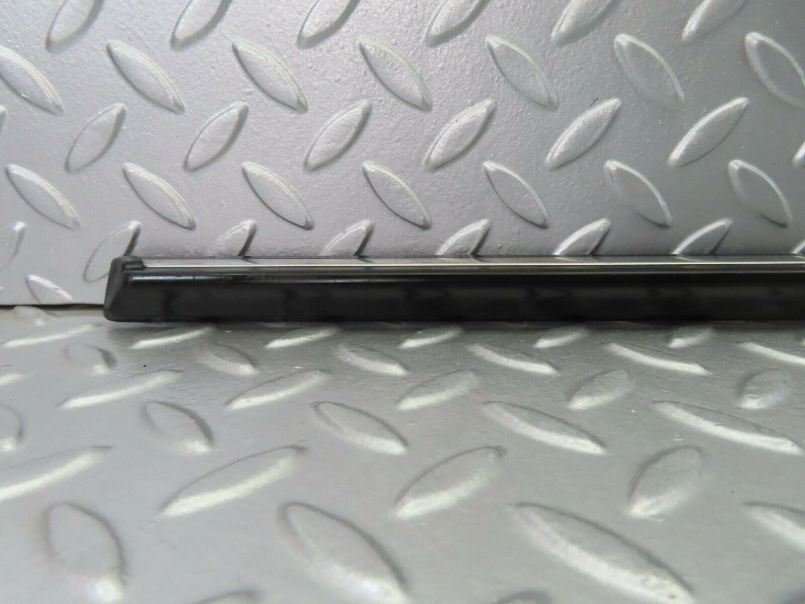 10239 Mercedes-Benz W123 Front Left Door Centre Moulding Trim