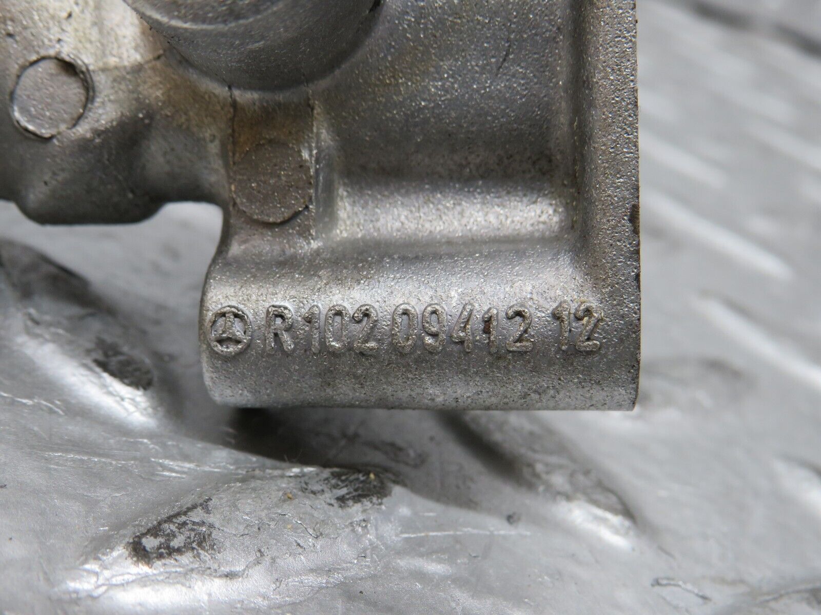 28820 Mercedes-Benz W123 230E Idle Control Valve 1020941212