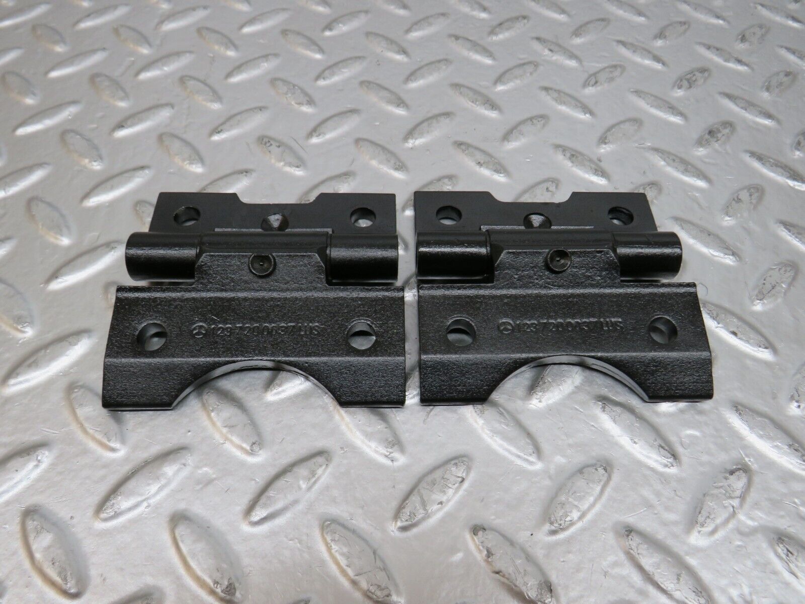 25422 Mercedes-Benz W123 200 Door Hinge Pair 1237200037