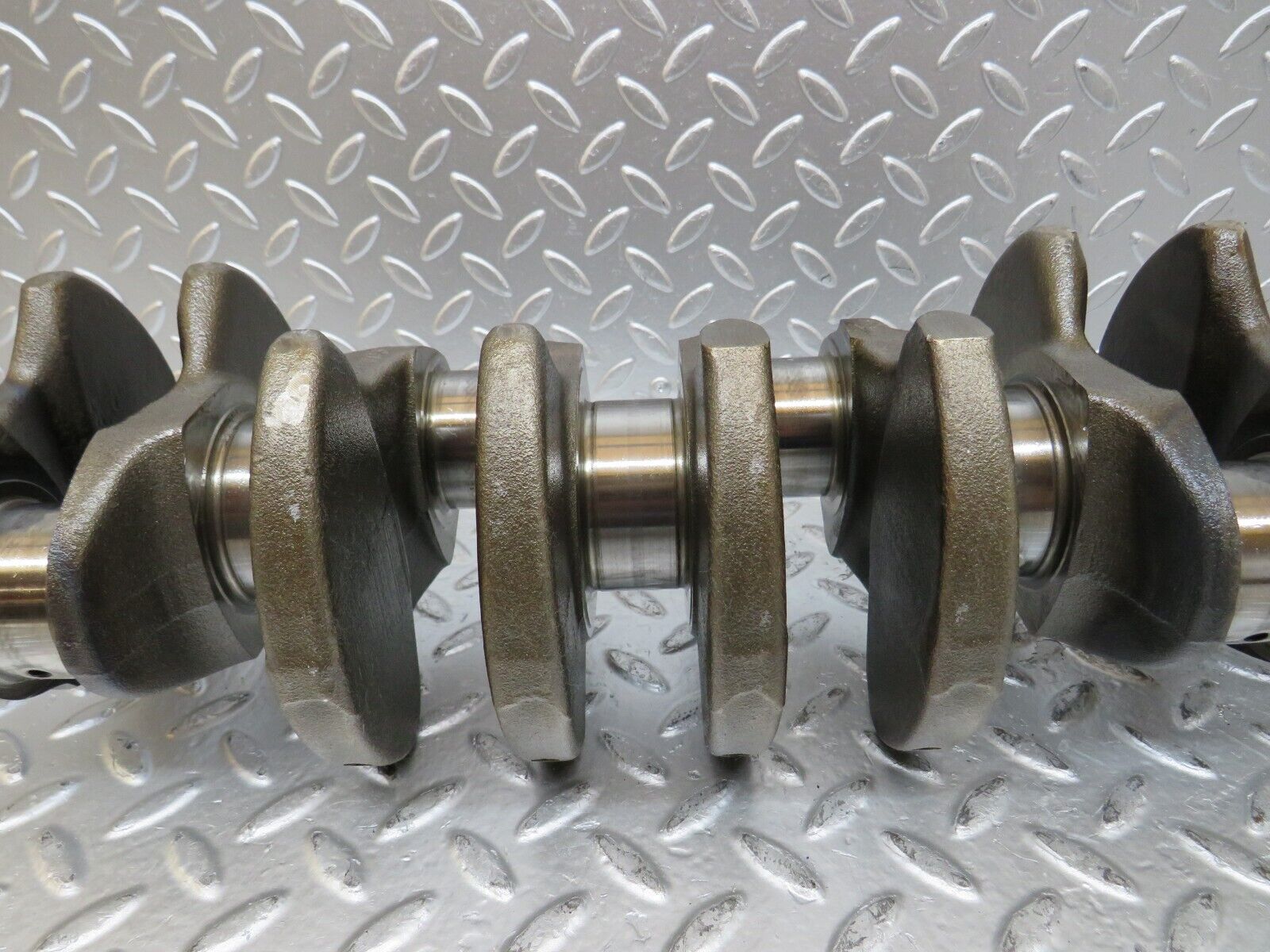 26090 Mercedes-Benz W123 200 Crankshaft 1020310101
