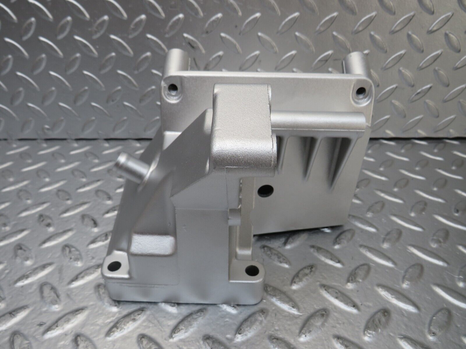 25957 Mercedes-Benz W124 280E Power Steering Pump Bracket 1031310935