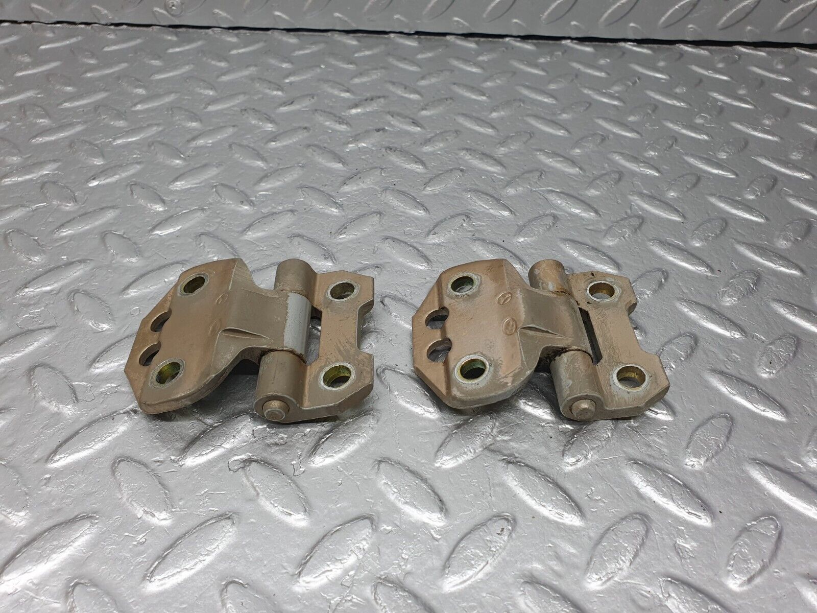 41530 Mercedes-Benz W124 200E Door Hinge Right Side