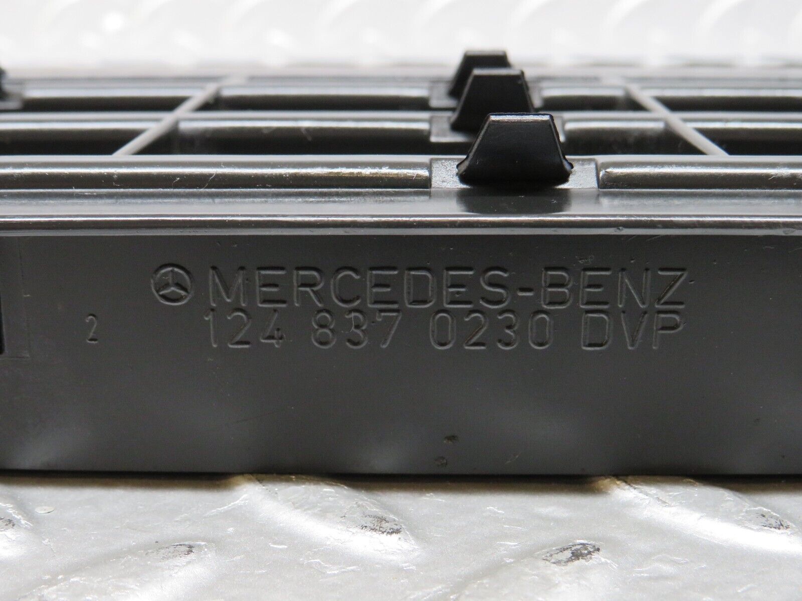 25727 Mercedes-Benz W124 280E Rear Air Intake Vent Right 1248370230