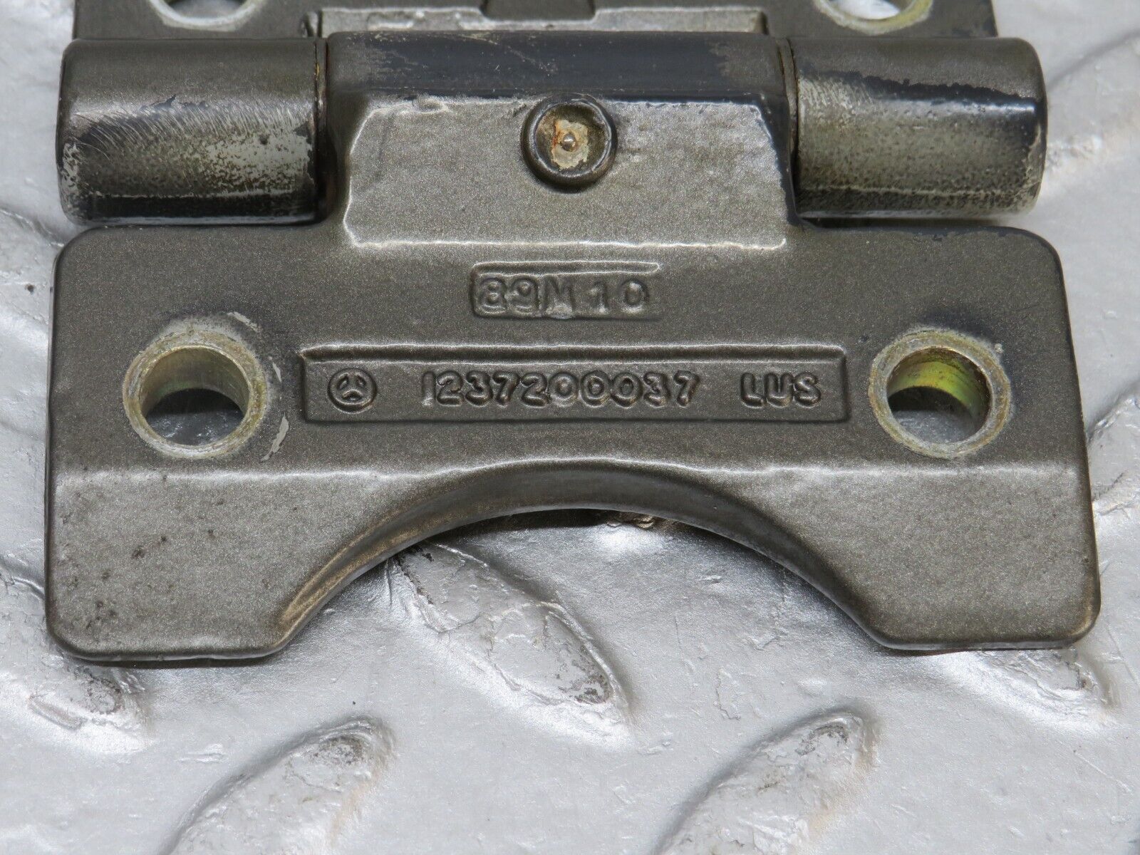 36071 Mercedes-Benz W126 420SE Door Hinge 1237200037